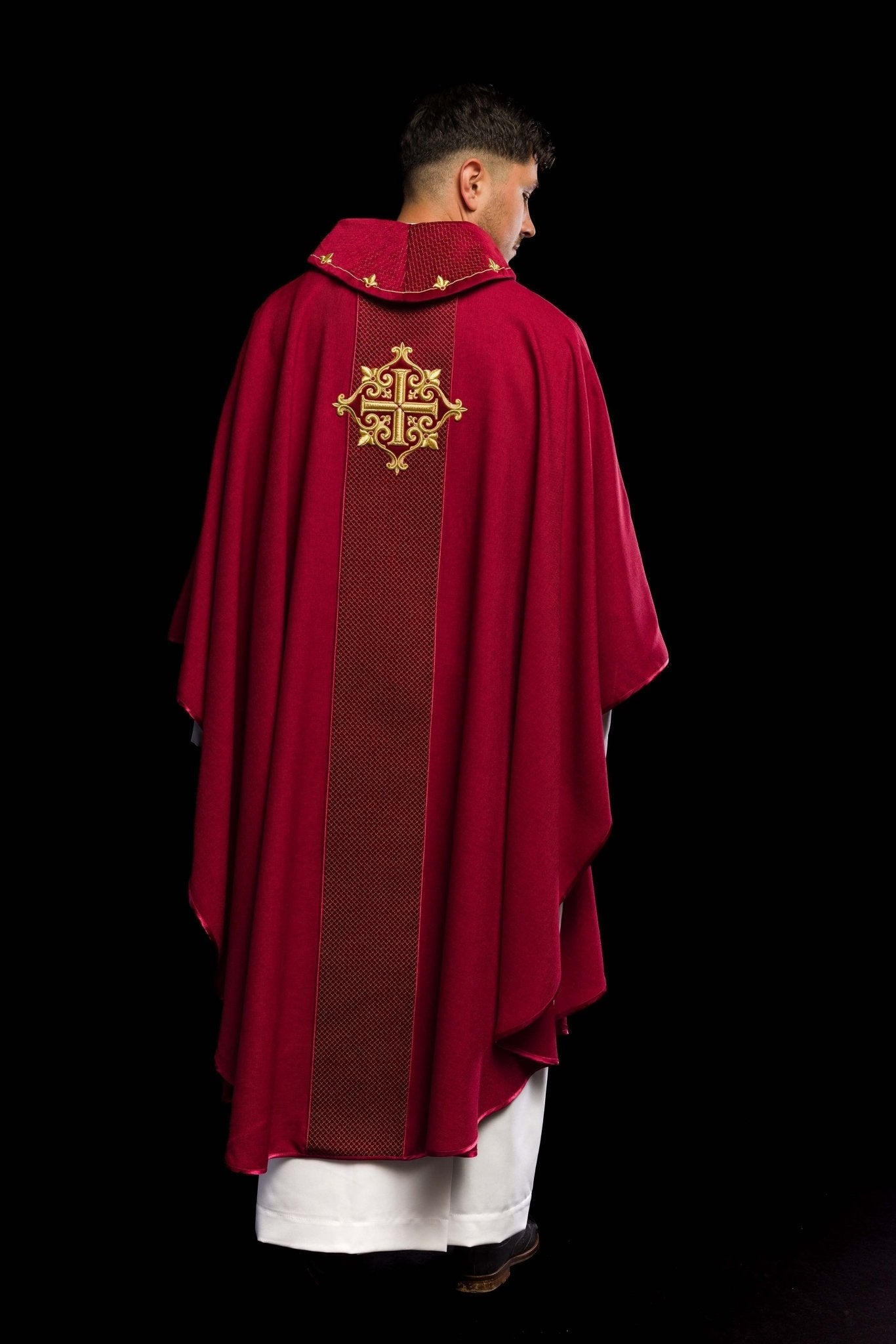 Casulla roja con galón terciopelo ricamente bordado Cruz LE/7029/02 - CASULLAS.ES