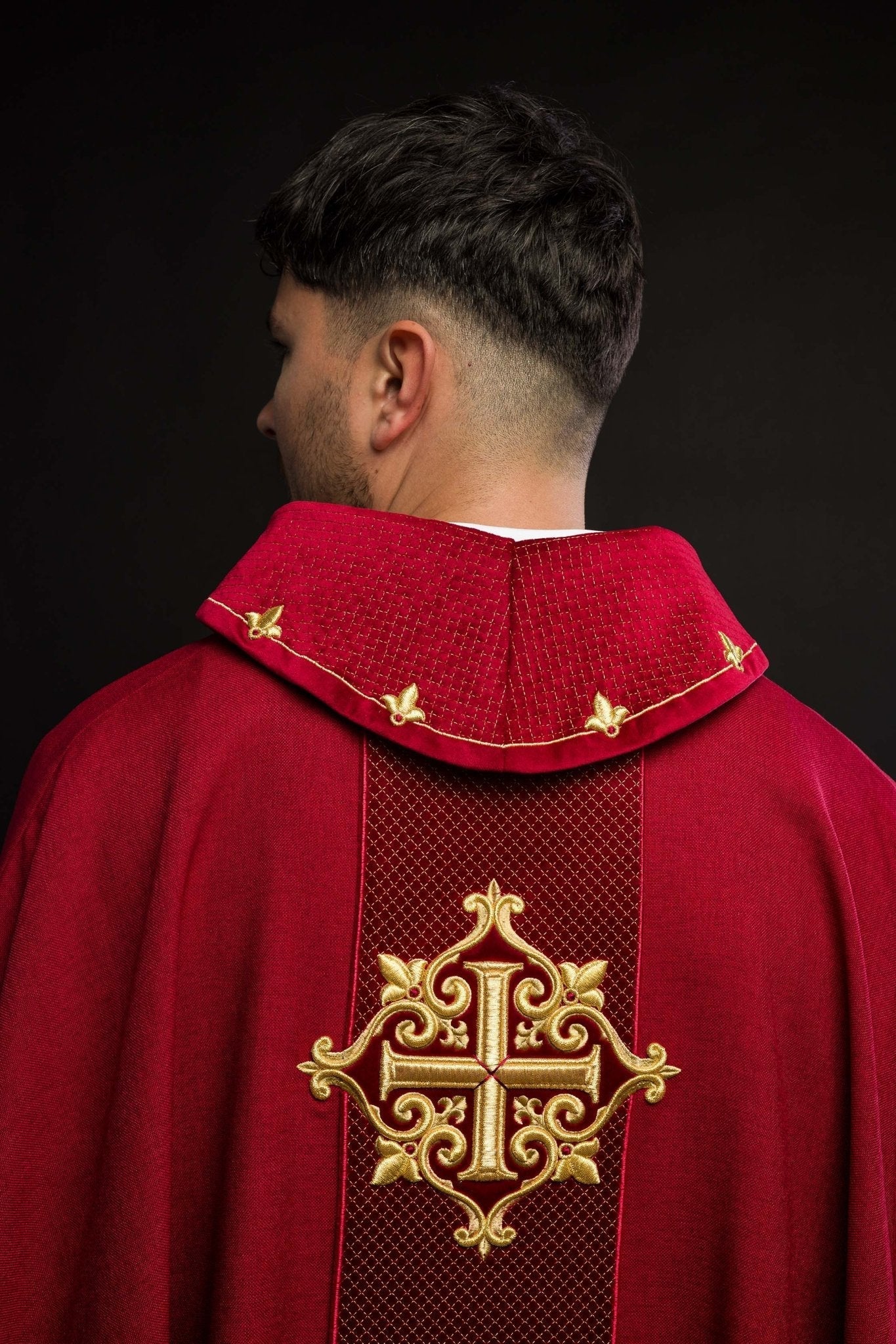 Casulla roja con galón terciopelo ricamente bordado Cruz LE/7029/02 - CASULLAS.ES