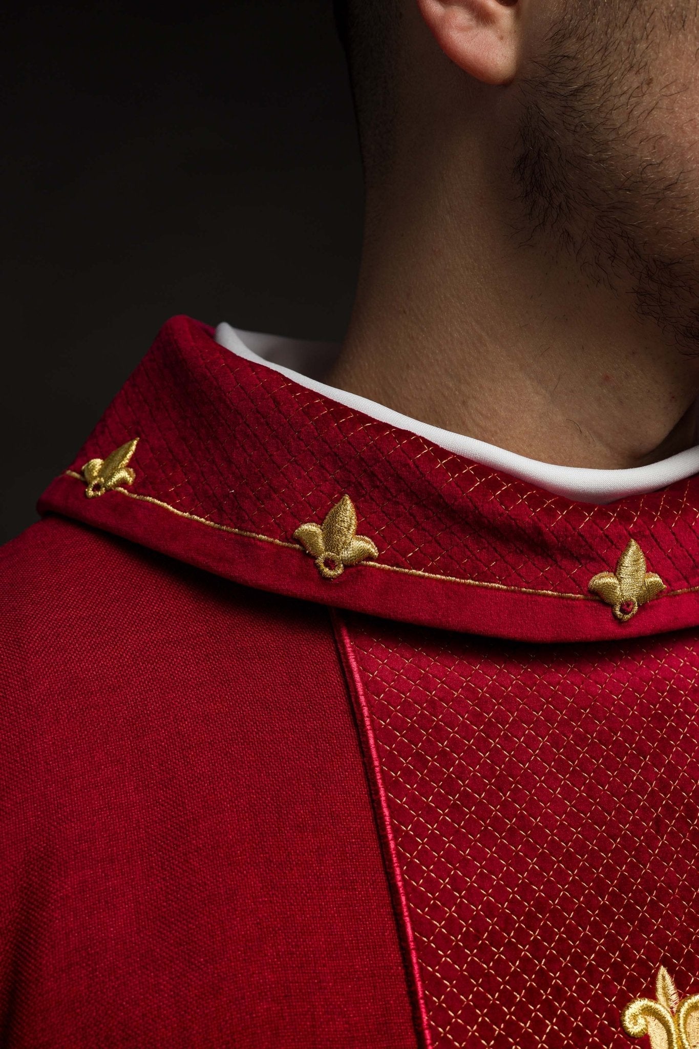 Casulla roja con galón terciopelo ricamente bordado Cruz LE/7029/02 - CASULLAS.ES