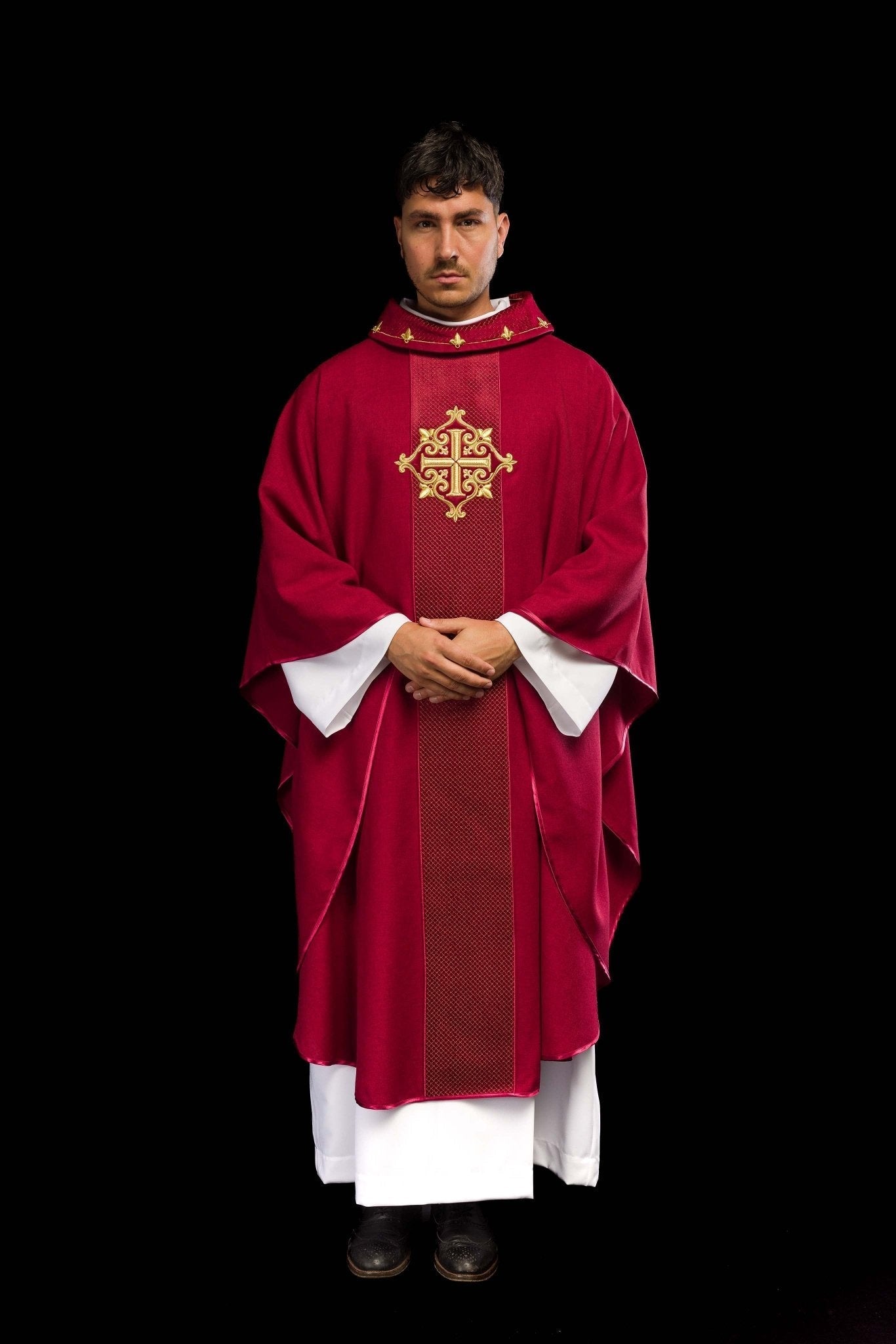 Casulla roja con galón terciopelo ricamente bordado Cruz LE/7029/02 - CASULLAS.ES