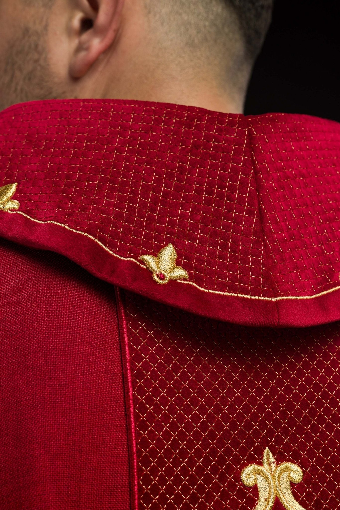 Casulla roja con galón terciopelo ricamente bordado Cruz LE/7029/02 - CASULLAS.ES