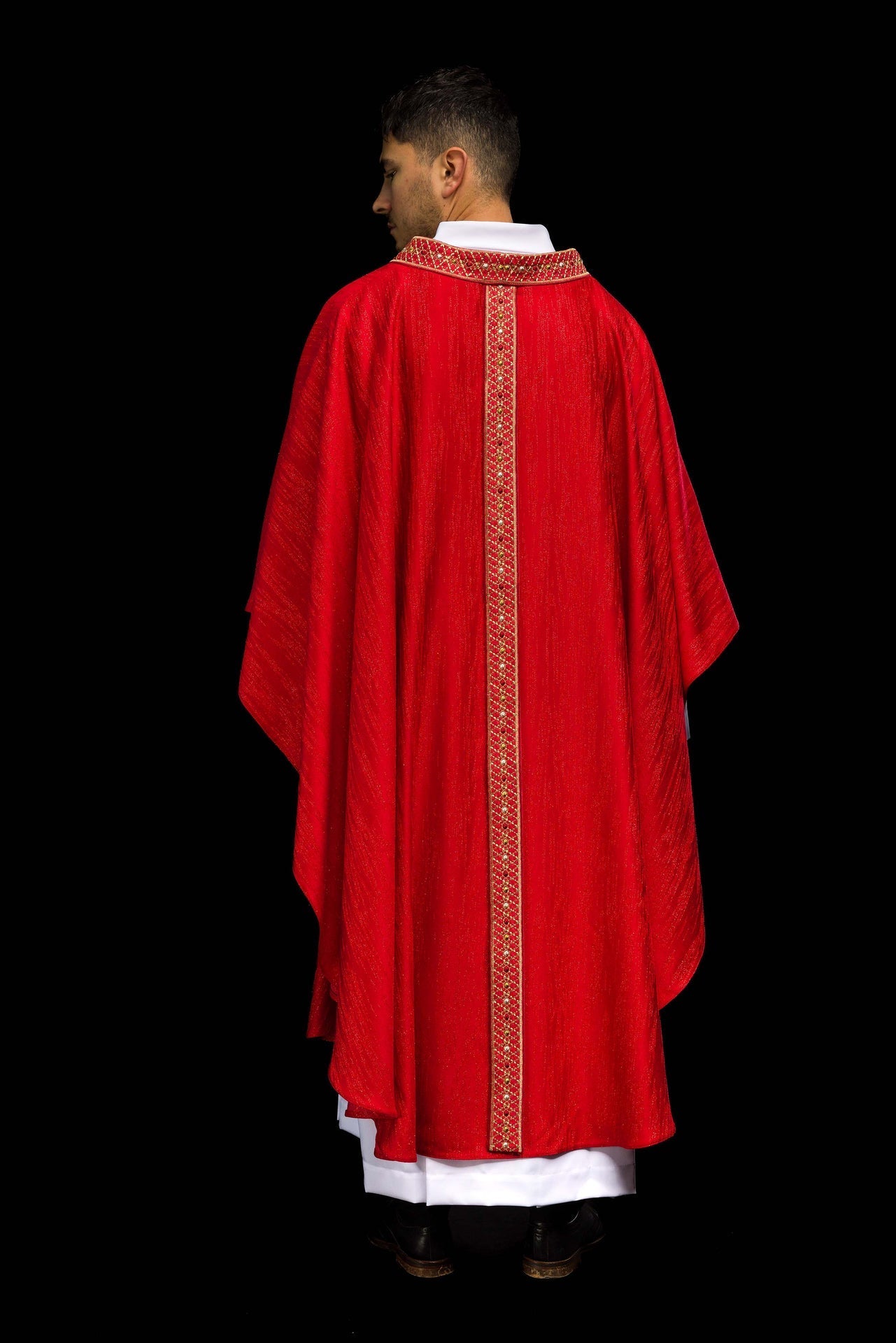 Casulla roja con galón y cuello bordados LE/7033/02 - CASULLAS.ES