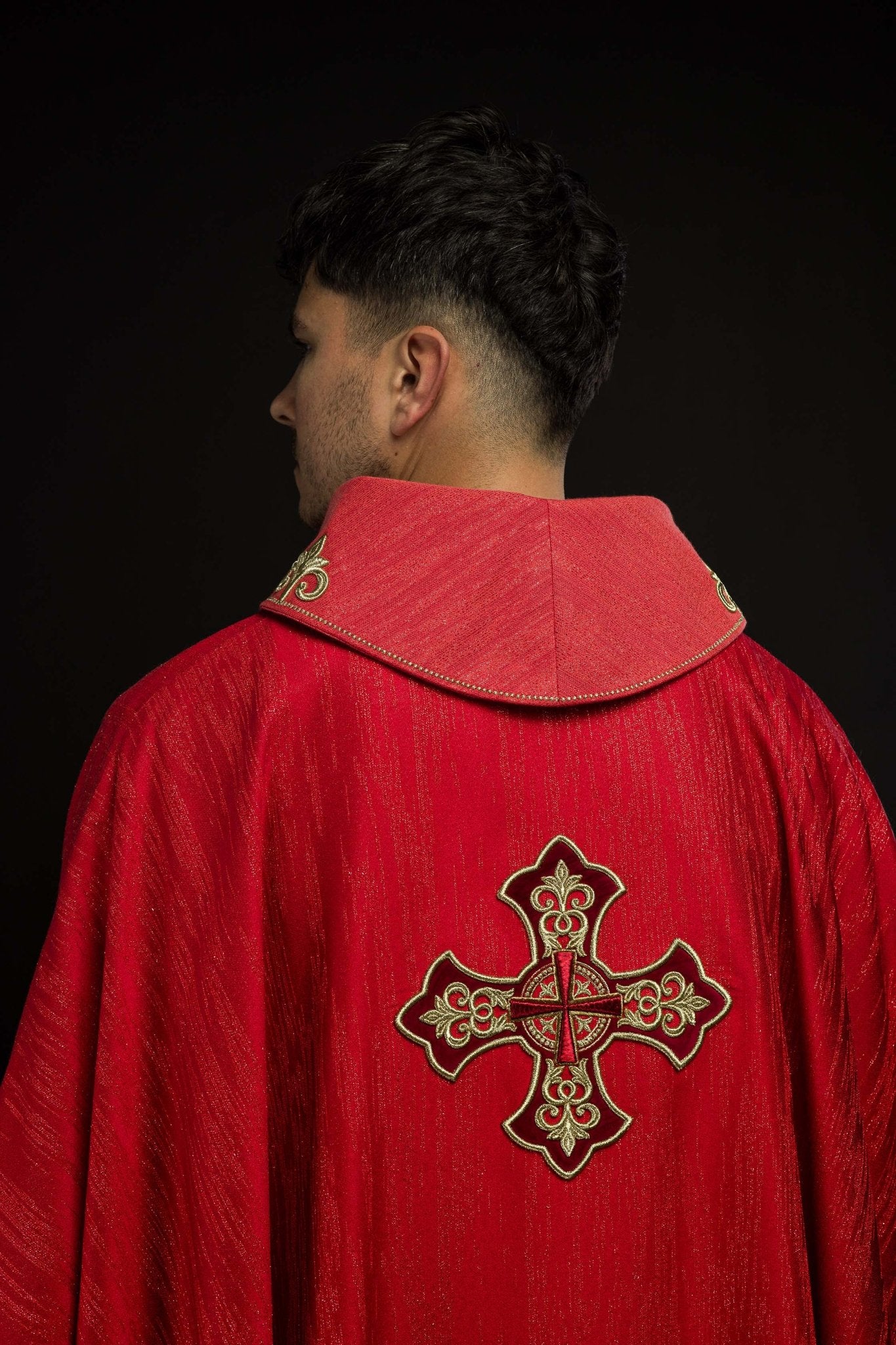 Casulla roja con motivo bordado de cruz sobre tejido decorativo LE/7036/02 - CASULLAS.ES