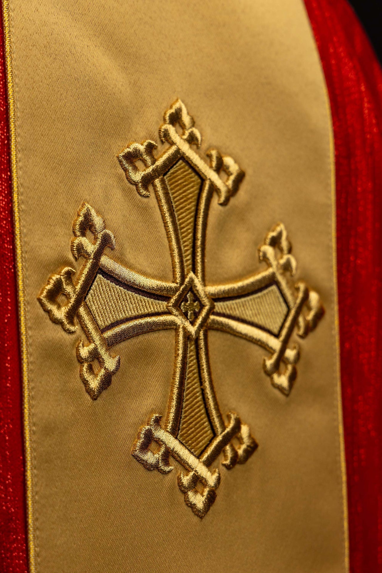 Casulla roja con motivo de cruz bordado y banda de tejido decorativo LE/7034/02 - CASULLAS.ES
