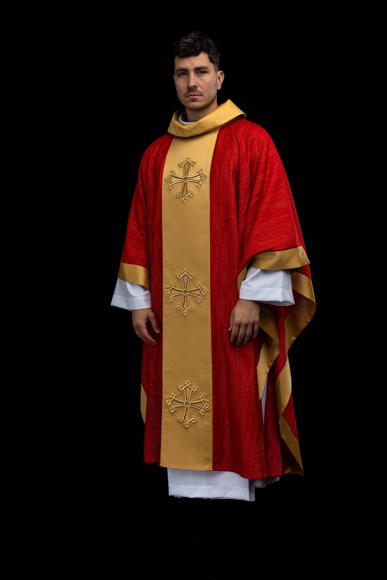 Casulla roja con motivo de cruz bordado y banda de tejido decorativo LE/7034/02 - CASULLAS.ES