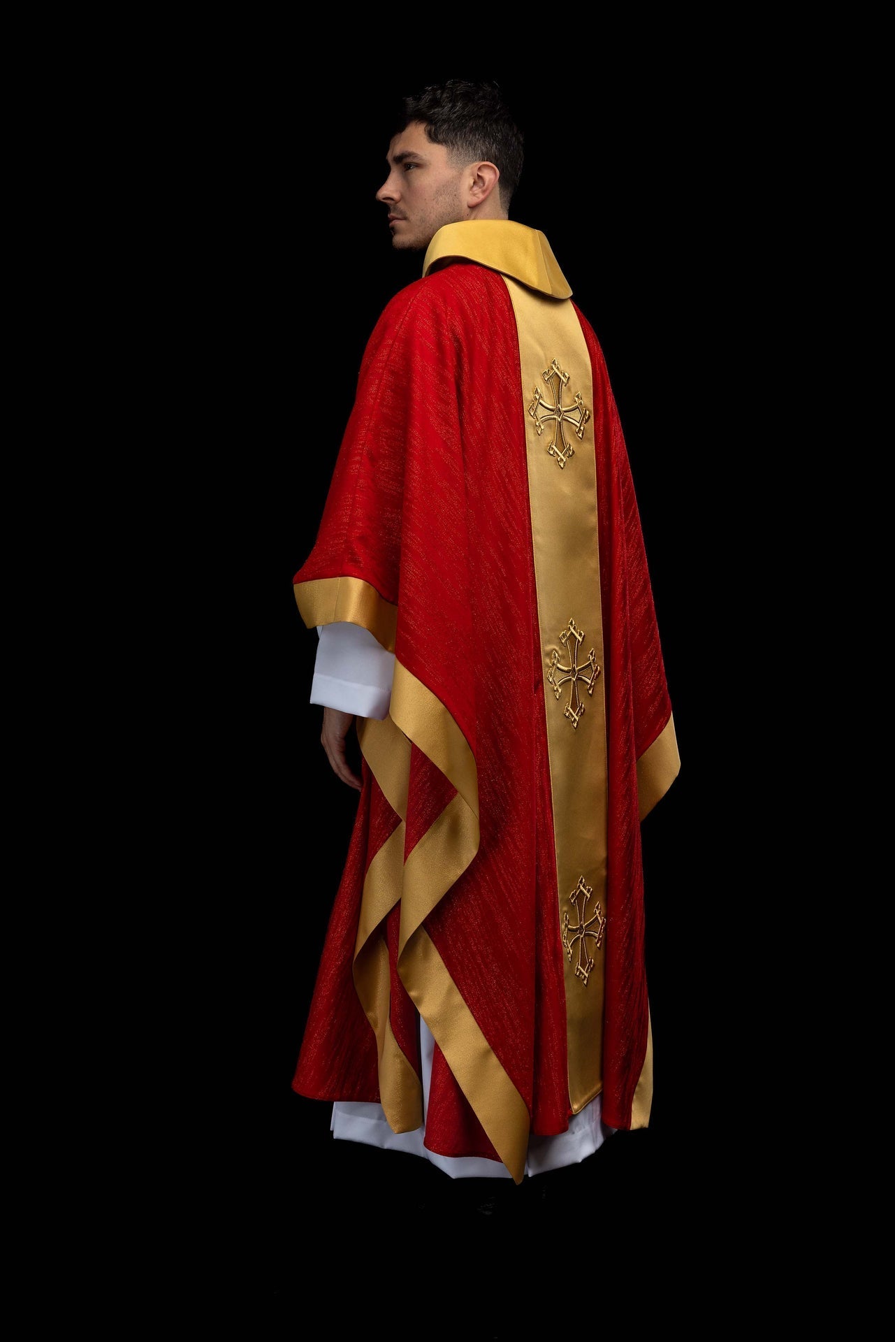 Casulla roja con motivo de cruz bordado y banda de tejido decorativo LE/7034/02 - CASULLAS.ES