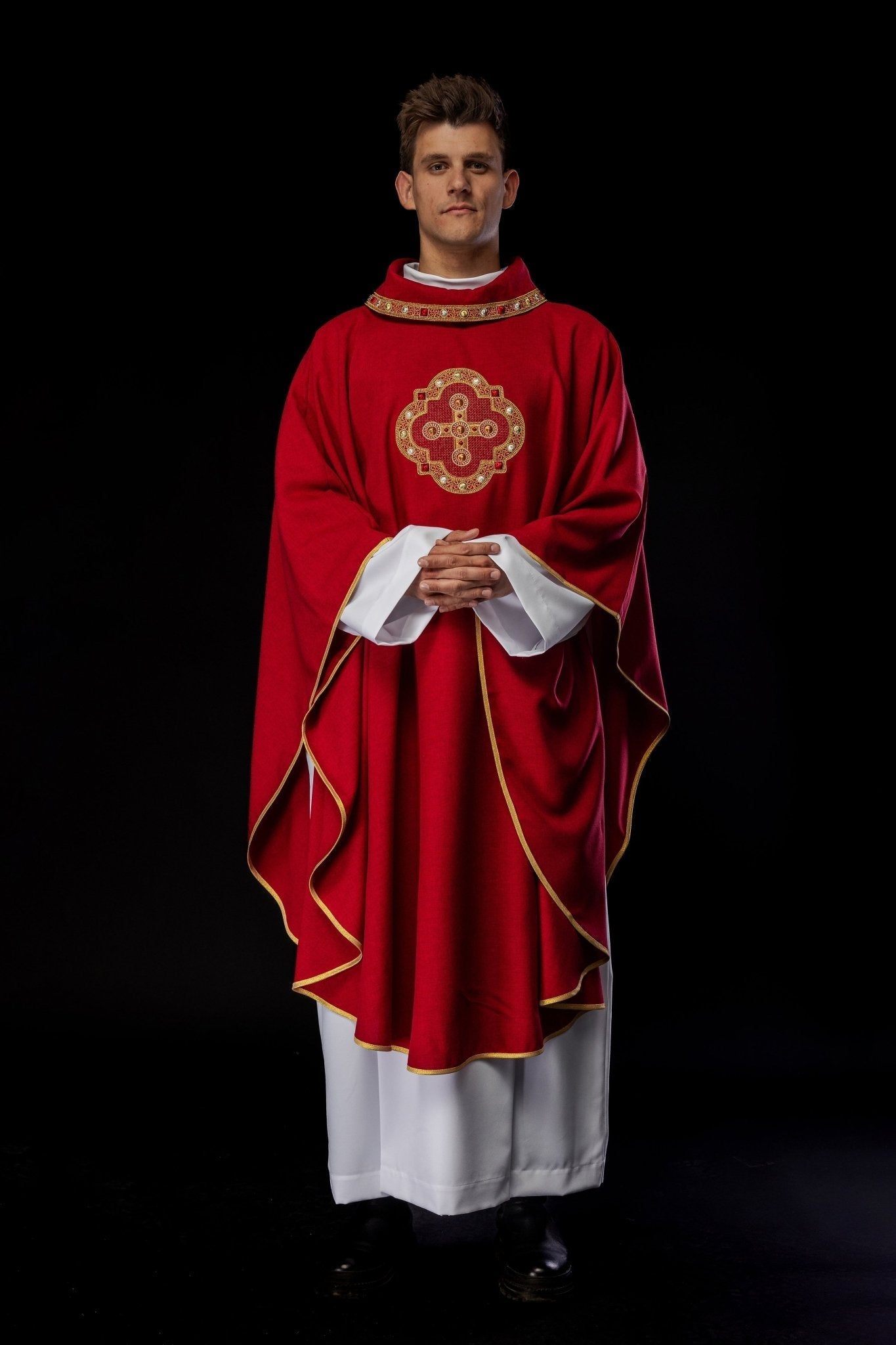 Casulla roja con ribetes bordados en el cuello y alrededor del bordado de la cruz S - 7066 - 02 - 70 - CASULLAS.ES