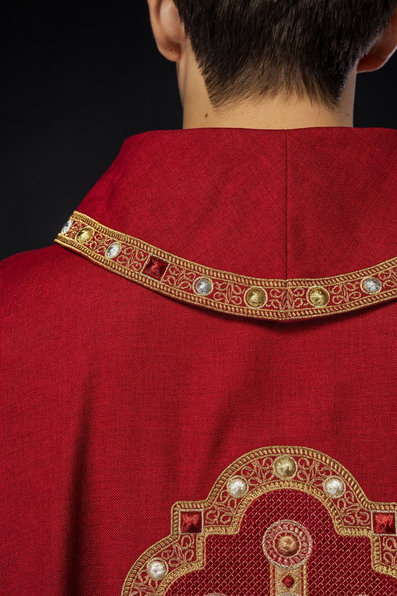 Casulla roja con ribetes bordados en el cuello y alrededor del bordado de la cruz S - 7066 - 02 - 70 - CASULLAS.ES