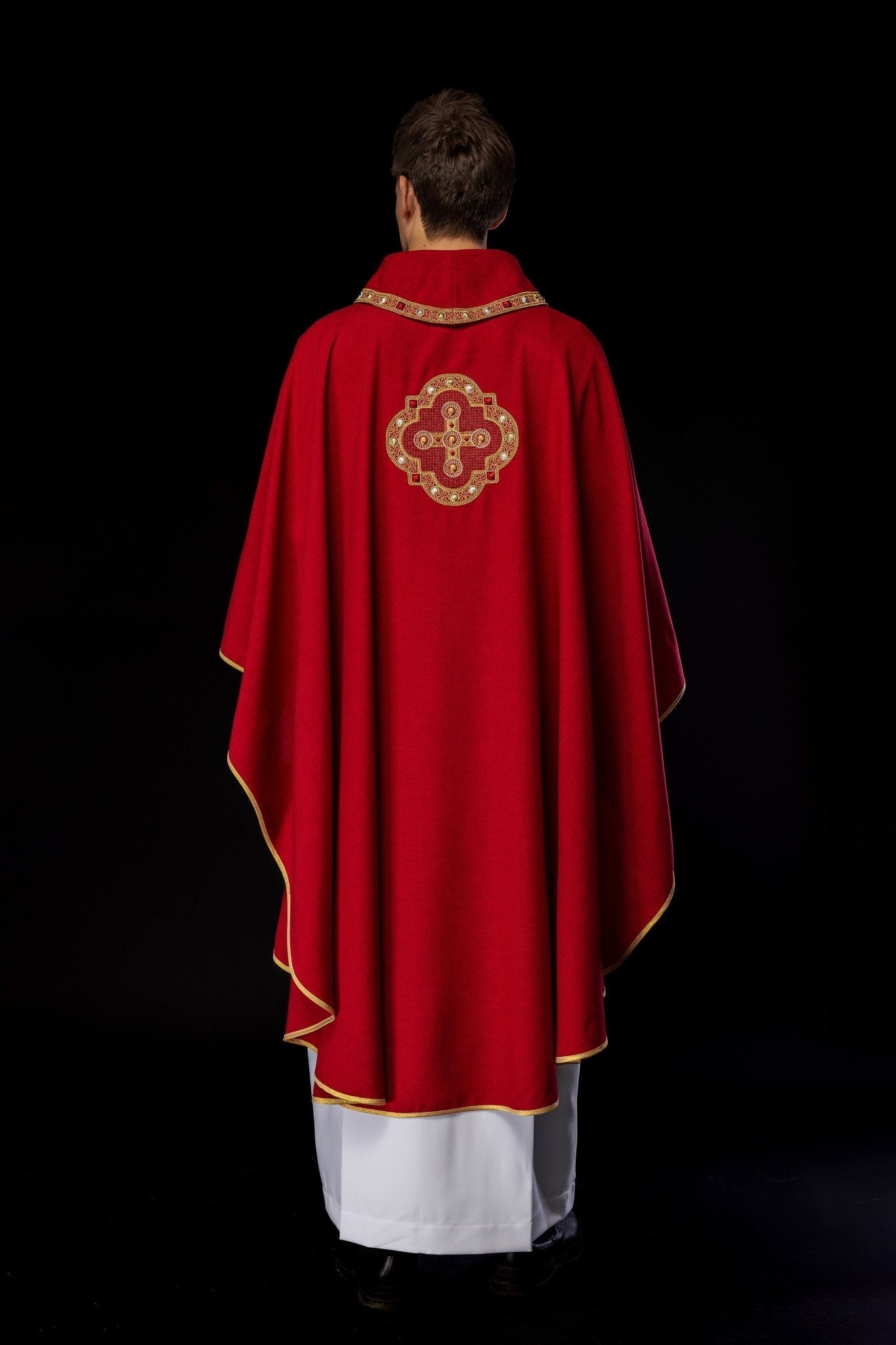Casulla roja con ribetes bordados en el cuello y alrededor del bordado de la cruz S - 7066 - 02 - 70 - CASULLAS.ES