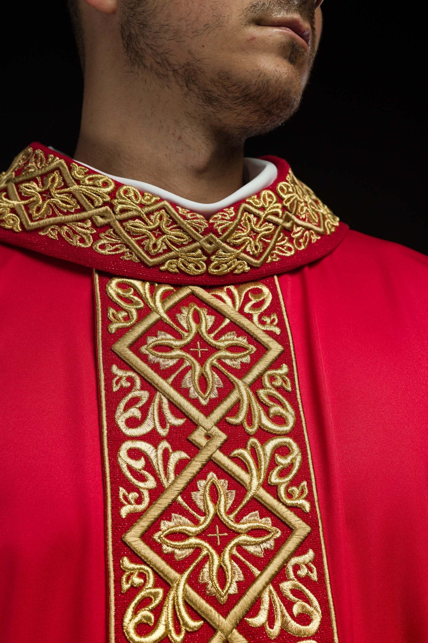 Casulla roja ricamente bordada con motivo floral y cruces LE/7027/02 - CASULLAS.ES