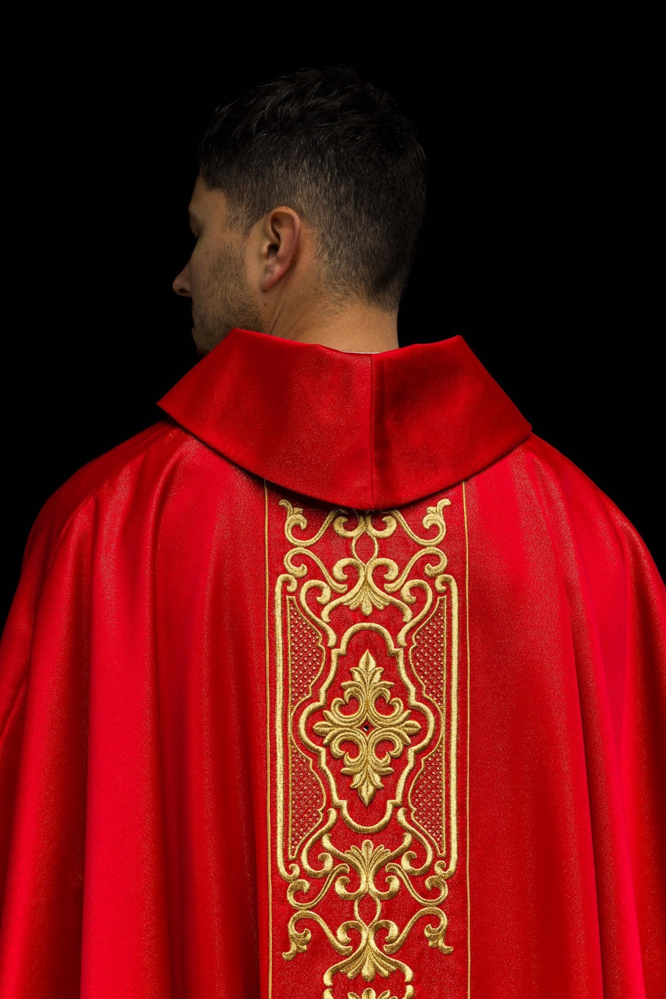 Casulla roja ricamente bordada y brillante LE/7021/02 - CASULLAS.ES