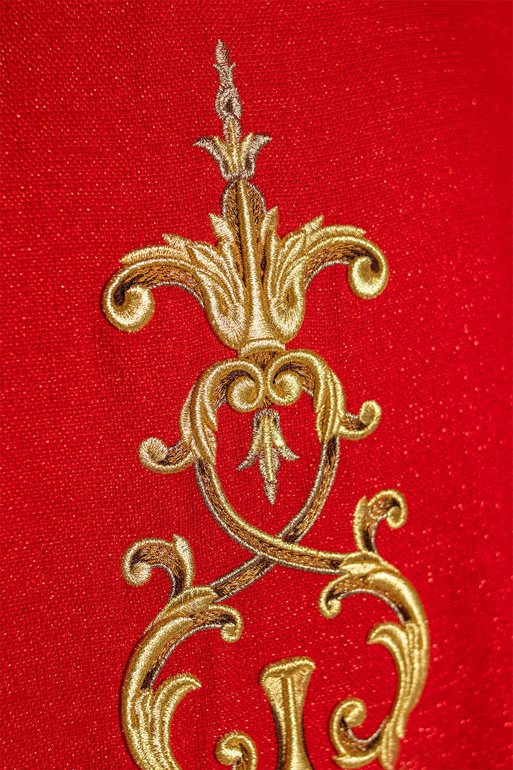 Casulla roja ricamente bordada y decorada con piedras LE/7014/02 - CASULLAS.ES