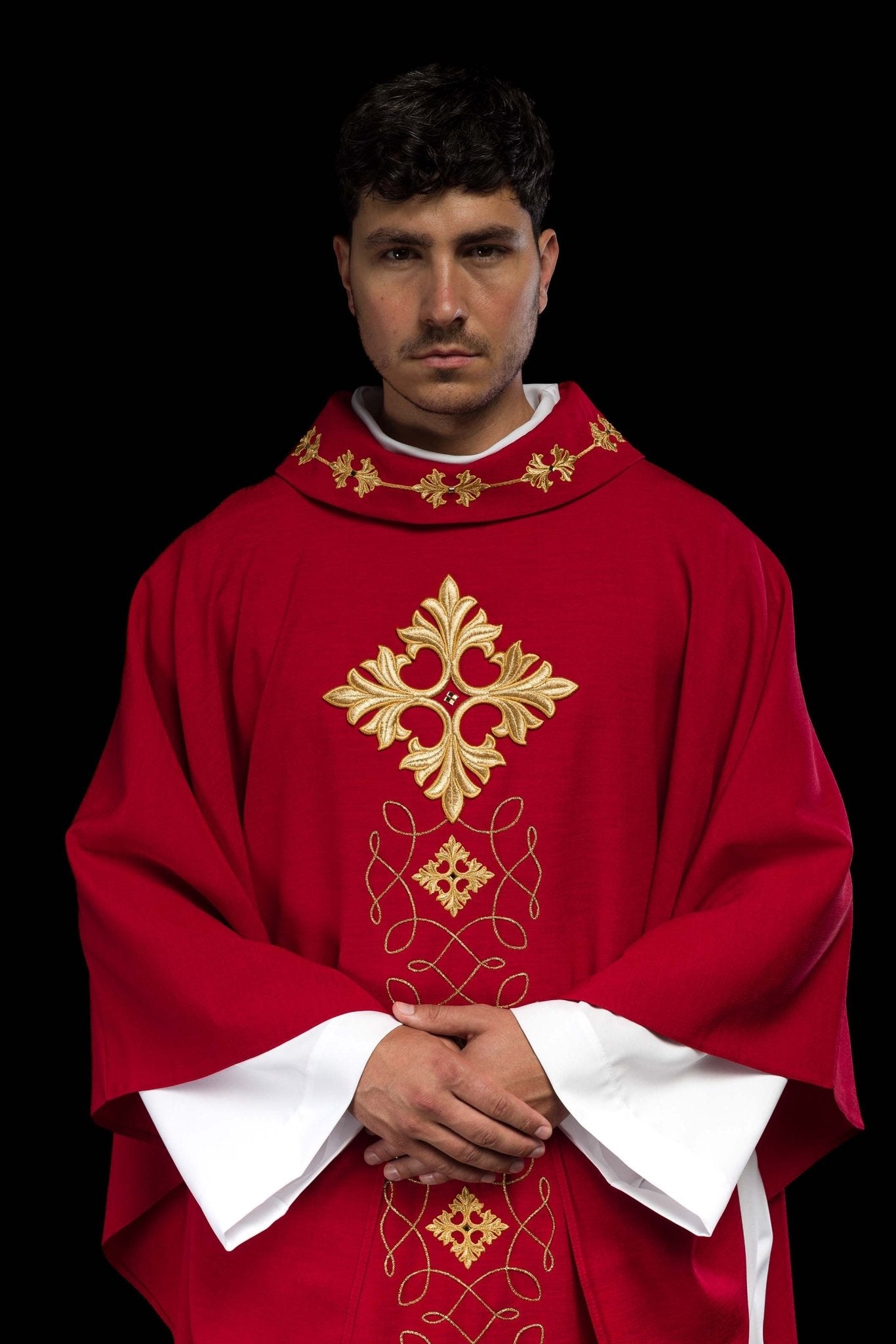 Casulla roja ricamente bordada y decorada con piedras LE/7018/02 - CASULLAS.ES