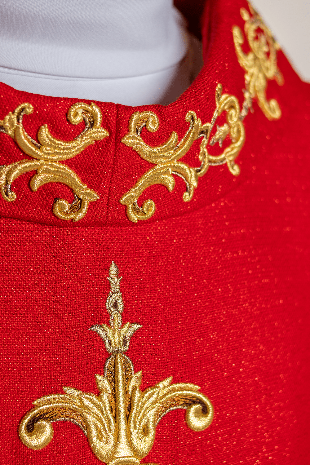 Casulla roja ricamente bordada y decorada con piedras LE/7014/02 - CASULLAS.ES