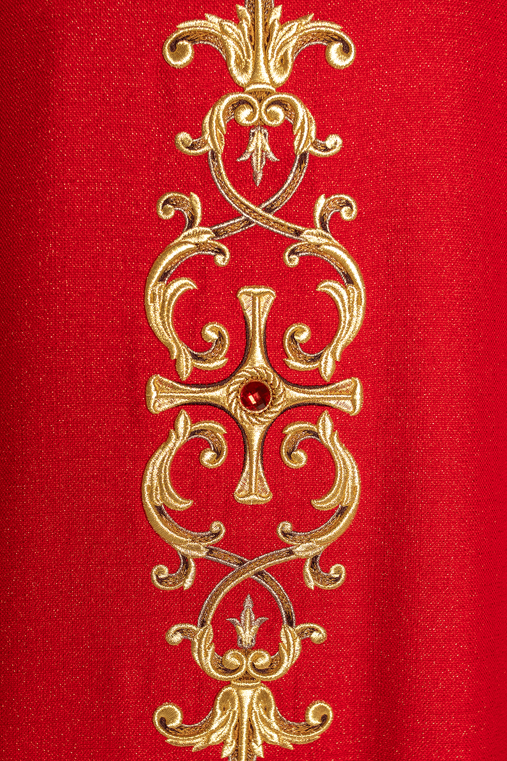 Casulla roja ricamente bordada y decorada con piedras LE/7014/02 - CASULLAS.ES
