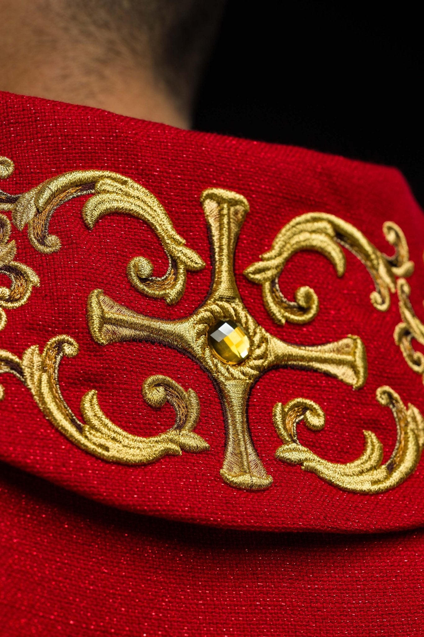 Casulla roja ricamente bordada y decorada con piedras LE/7014/02 - CASULLAS.ES