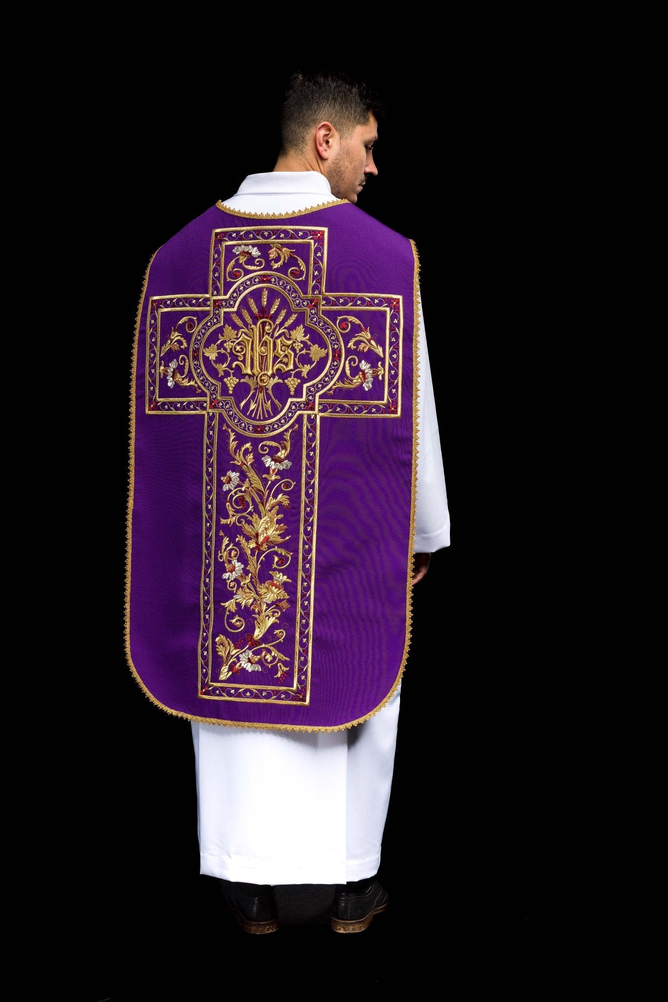 Casulla romana morada bordada con motivo IHS KOR/200/03/01 FIOLET - CASULLAS.ES
