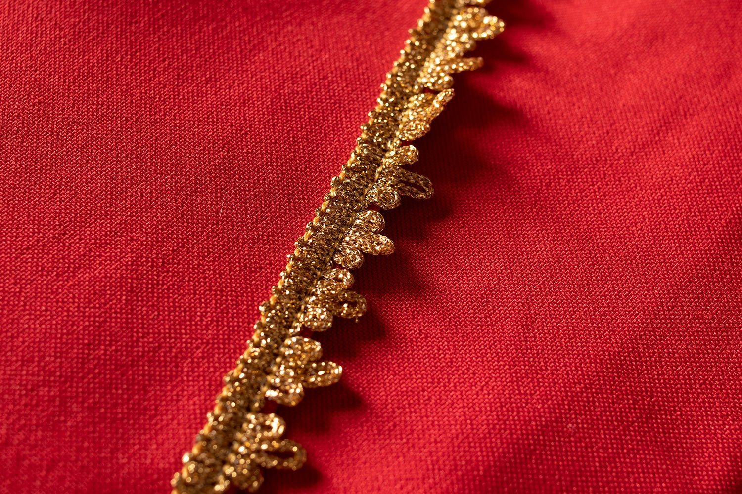 Casulla romana roja bordada con motivo IHS KOR/200/02/01 CZERWONY - CASULLAS.ES