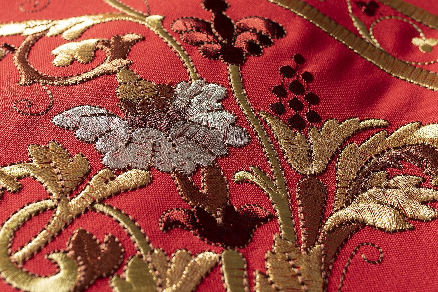 Casulla romana roja bordada con motivo IHS KOR/200/02/01 CZERWONY - CASULLAS.ES