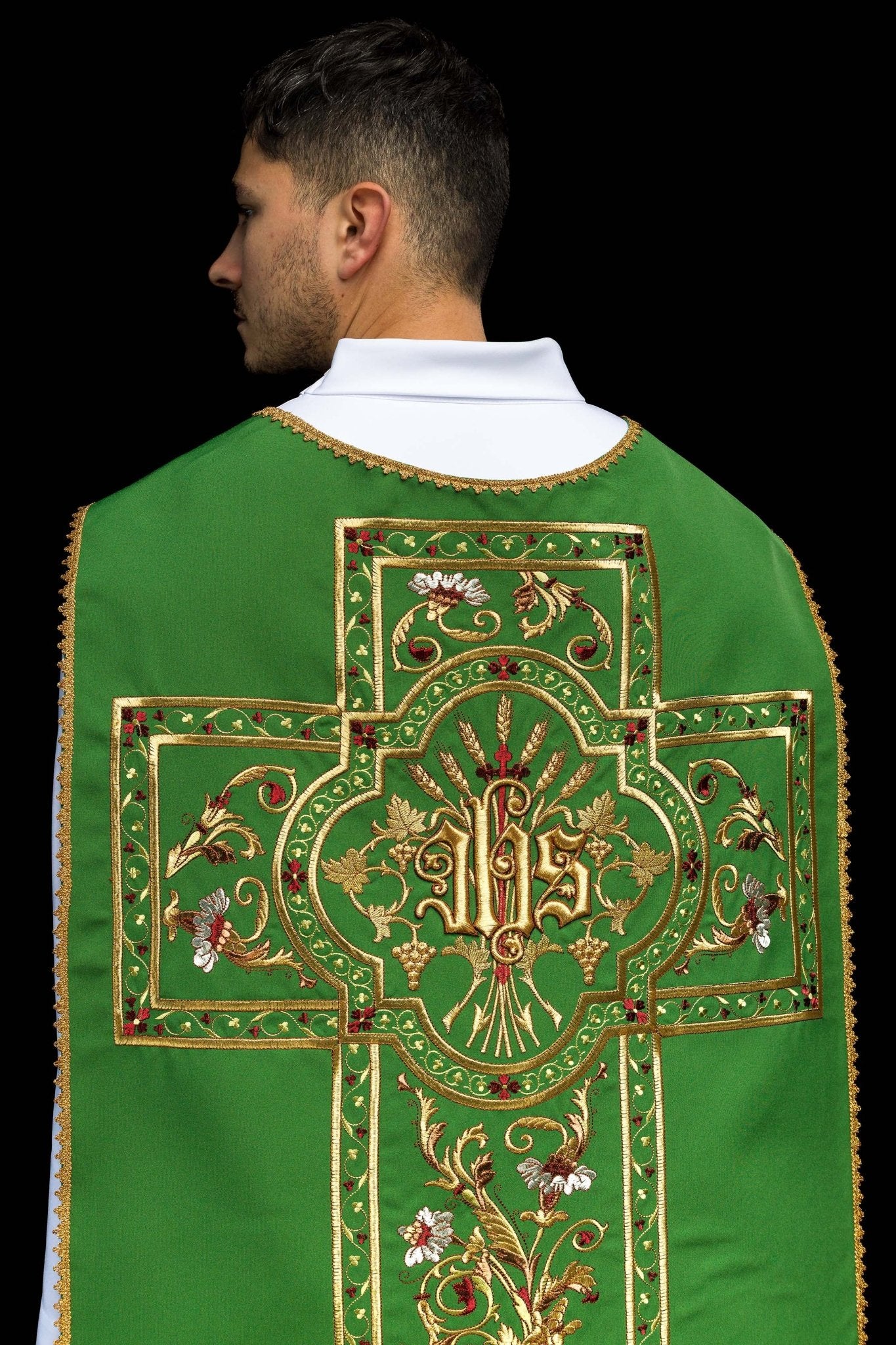 Casulla romana verde bordada con motivo IHS KOR/200/01/01 ZIELONY - CASULLAS.ES