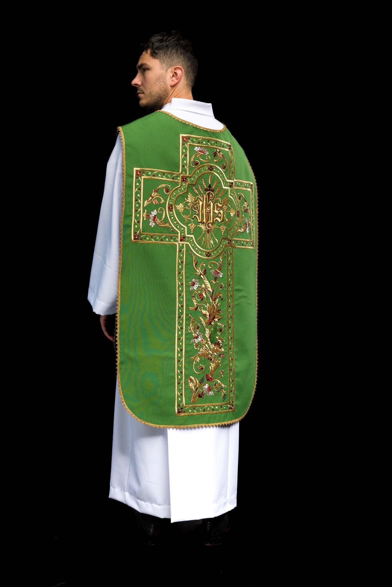 Casulla romana verde bordada con motivo IHS KOR/200/01/01 ZIELONY - CASULLAS.ES
