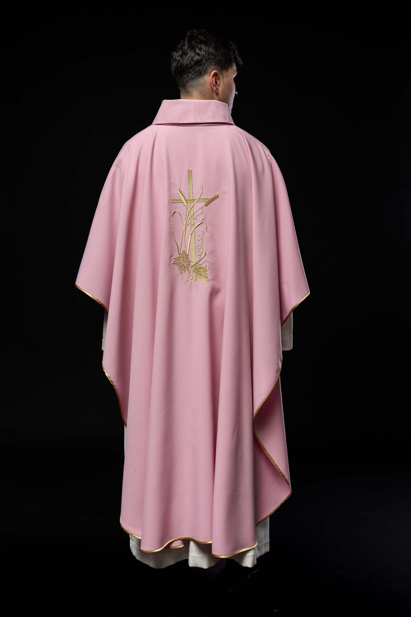 Casulla rosa con bordado dorado Cruz KOR/026/08/12 RÓŻ - CASULLAS.ES