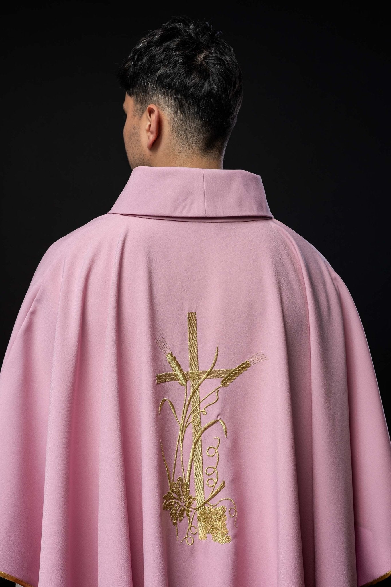 Casulla rosa con bordado dorado Cruz KOR/026/08/12 RÓŻ - CASULLAS.ES