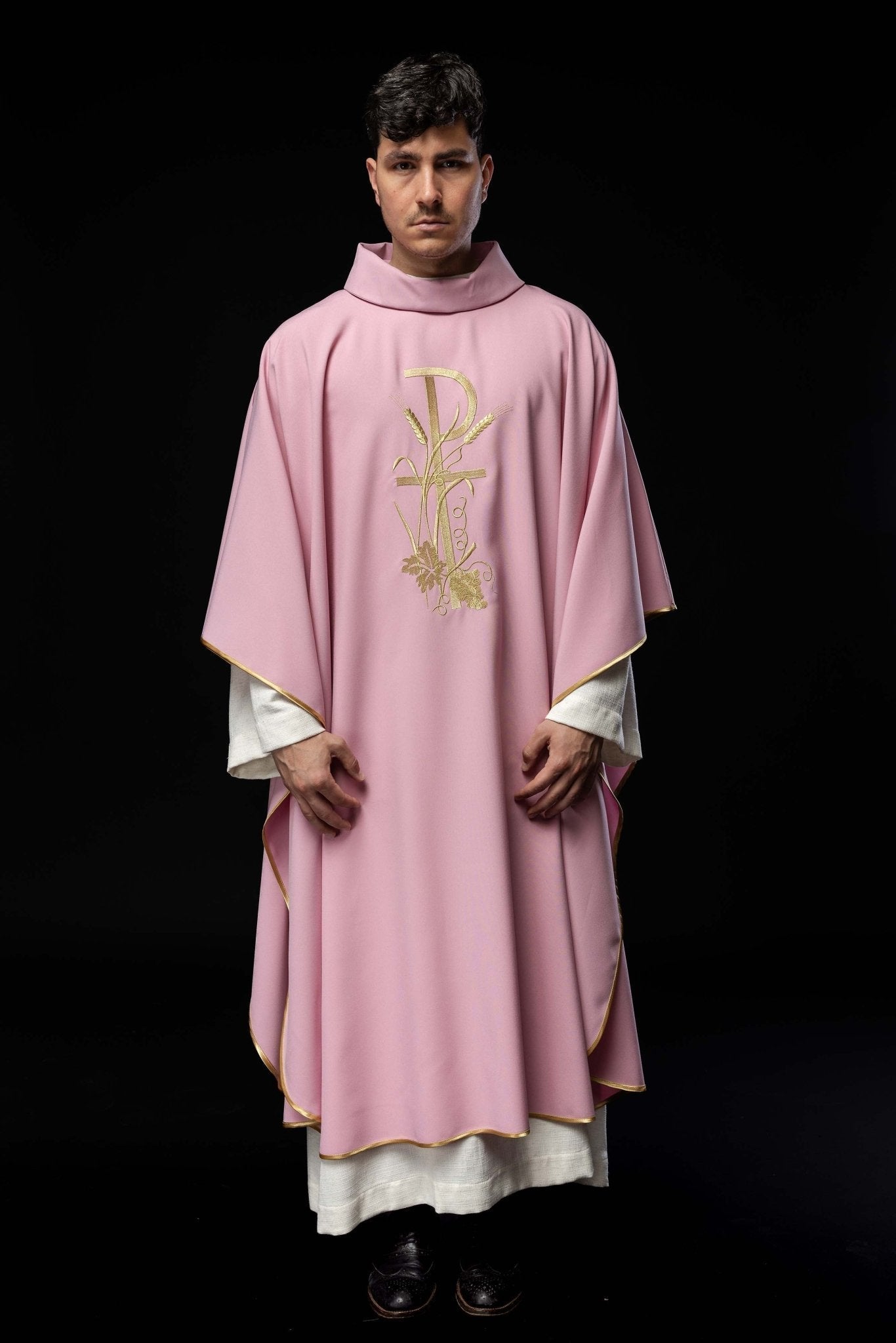 Casulla rosa con bordado dorado Cruz KOR/026/08/12 RÓŻ - CASULLAS.ES