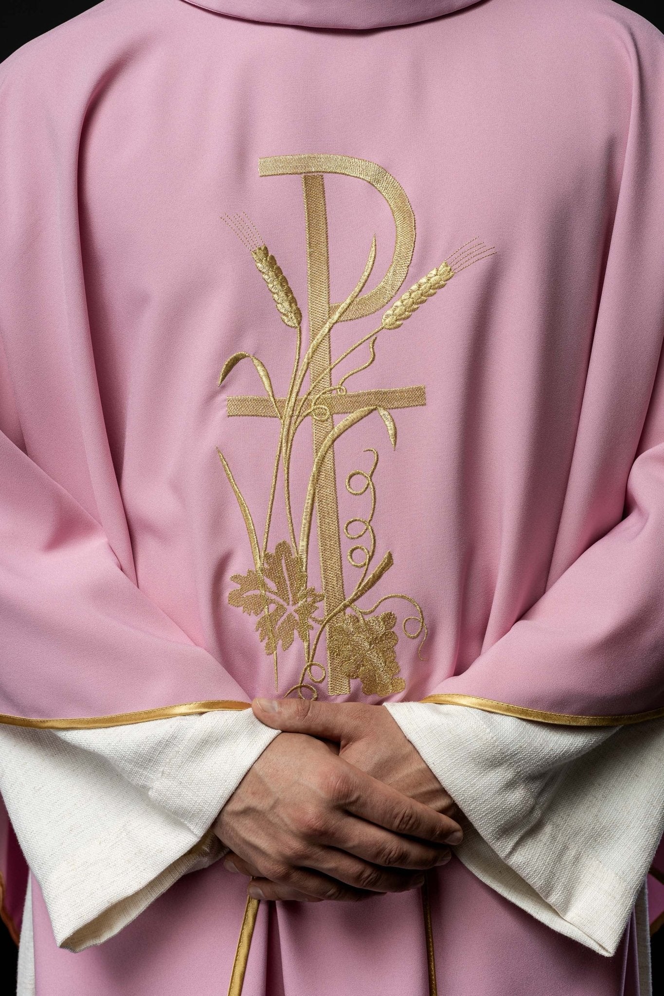 Casulla rosa con bordado dorado Cruz KOR/026/08/12 RÓŻ - CASULLAS.ES