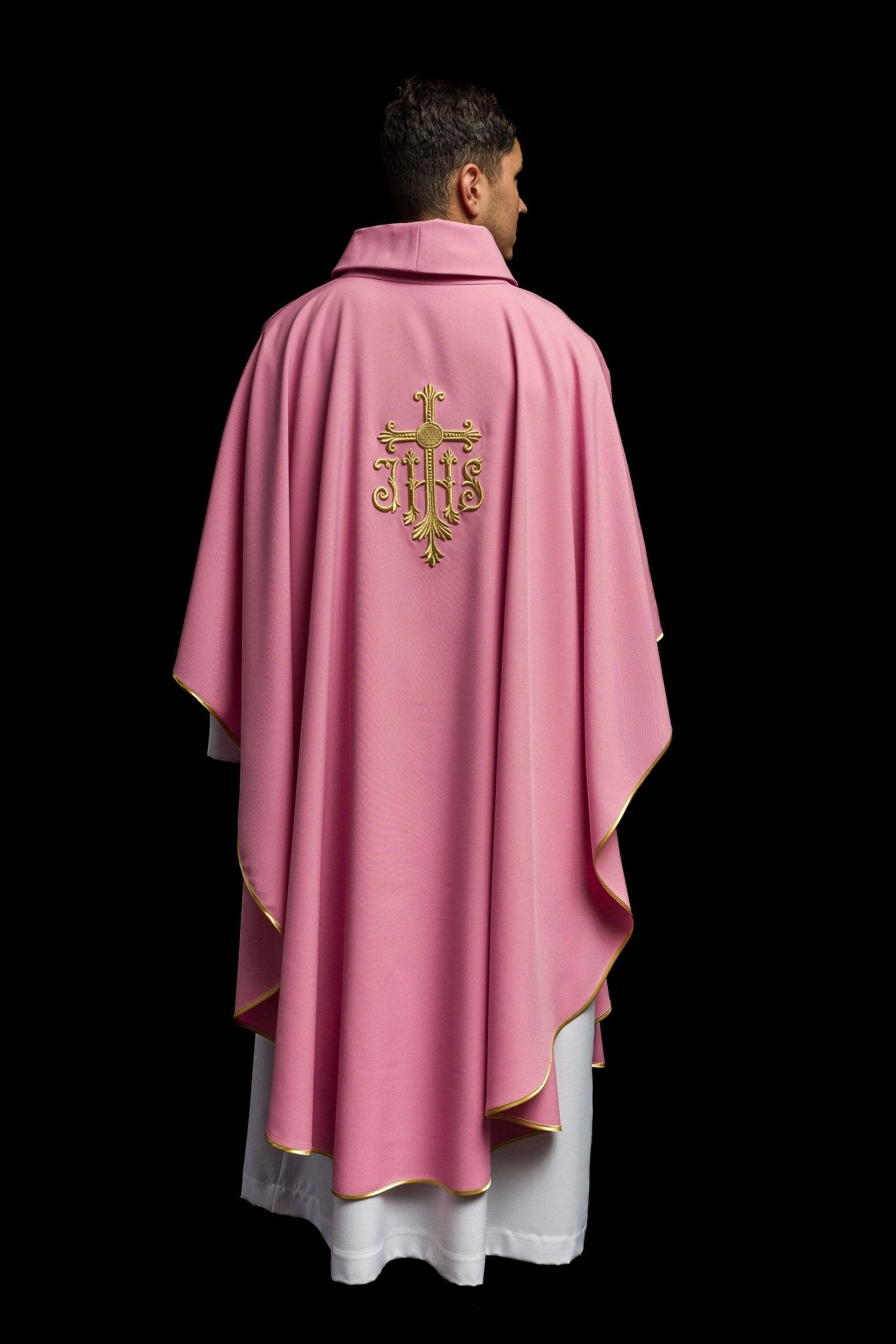 Casulla rosa con convexo bordado IHS KOR/255/08/12 - CASULLAS.ES