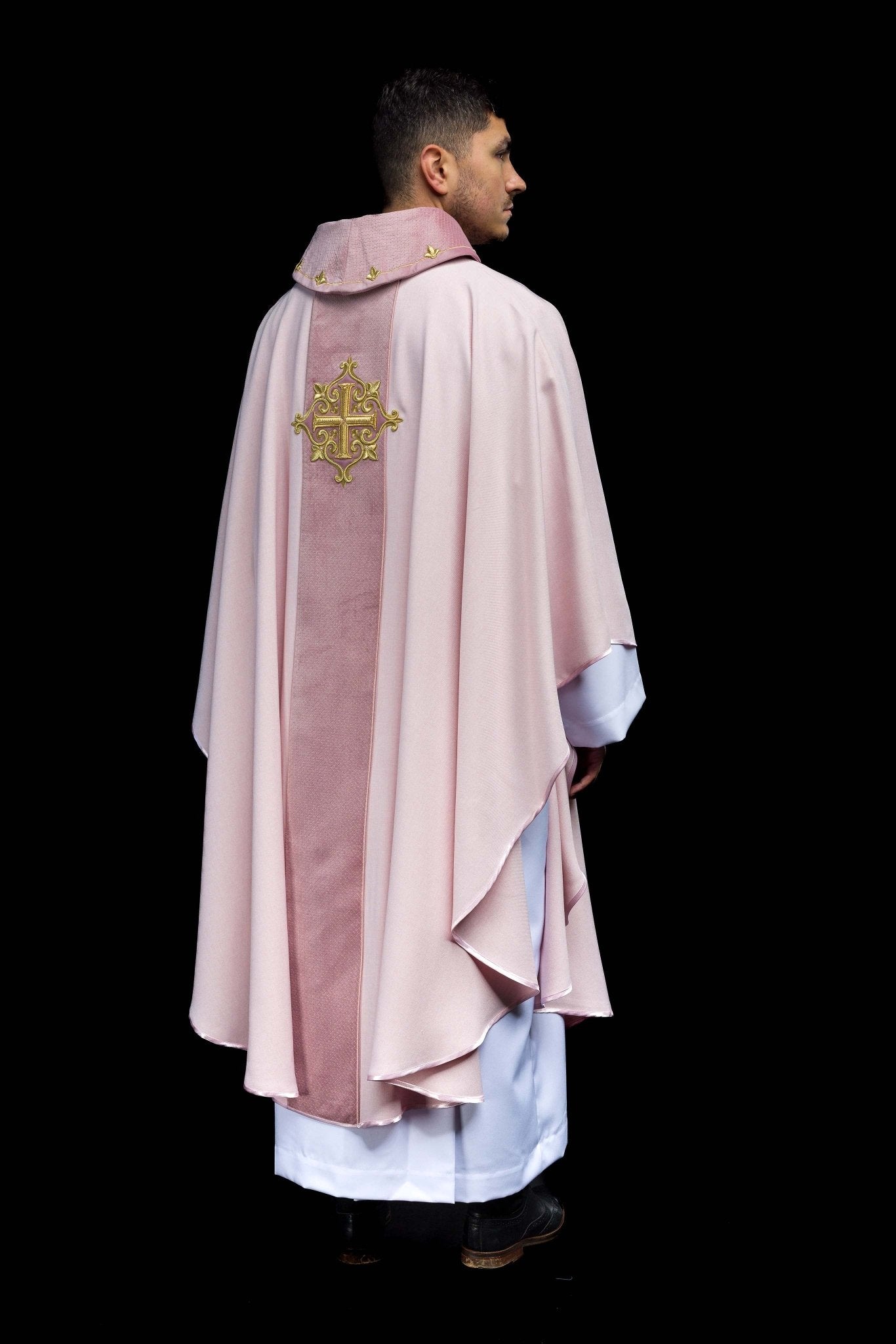Casulla rosa con galón terciopelo ricamente bordado Cruz LE/7029/08 - CASULLAS.ES