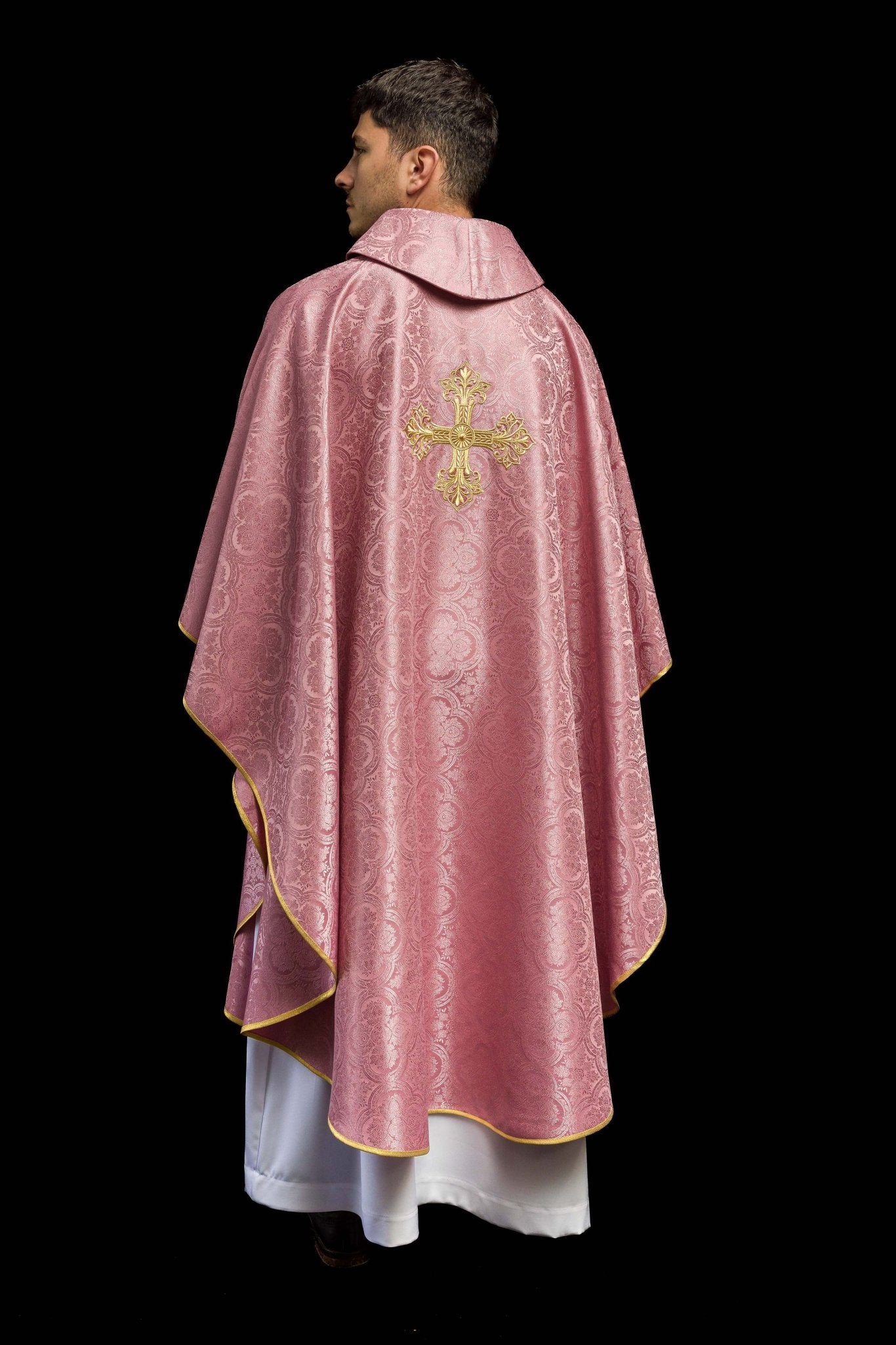 Casulla rosa con una cruz hecha de tela estampada KOR/403/08/11 - CASULLAS.ES