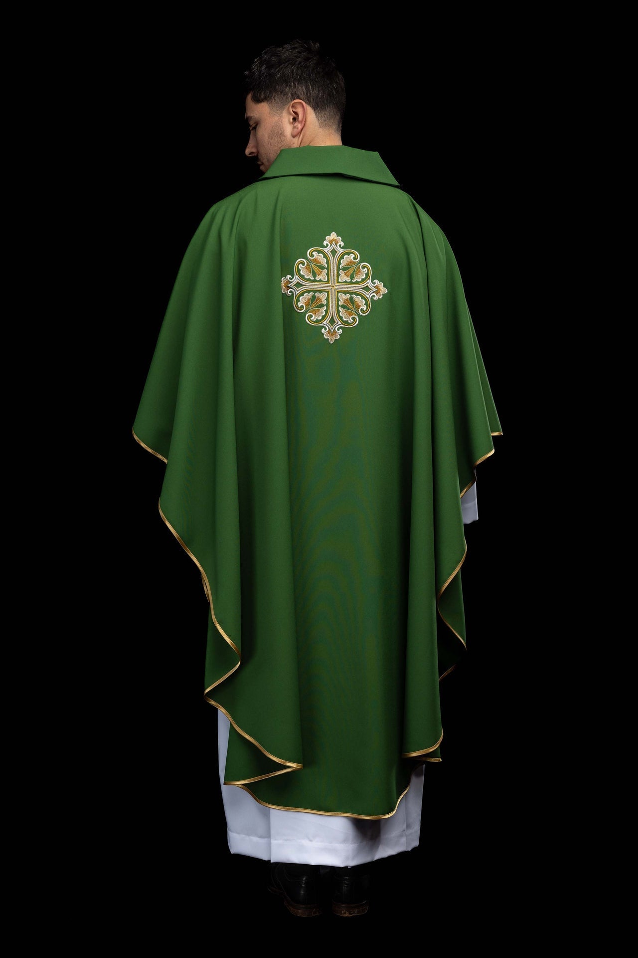Casulla verde bordada con cruz ornamentada y cuello amplio KOK/003/01/12/KARO - CASULLAS.ES