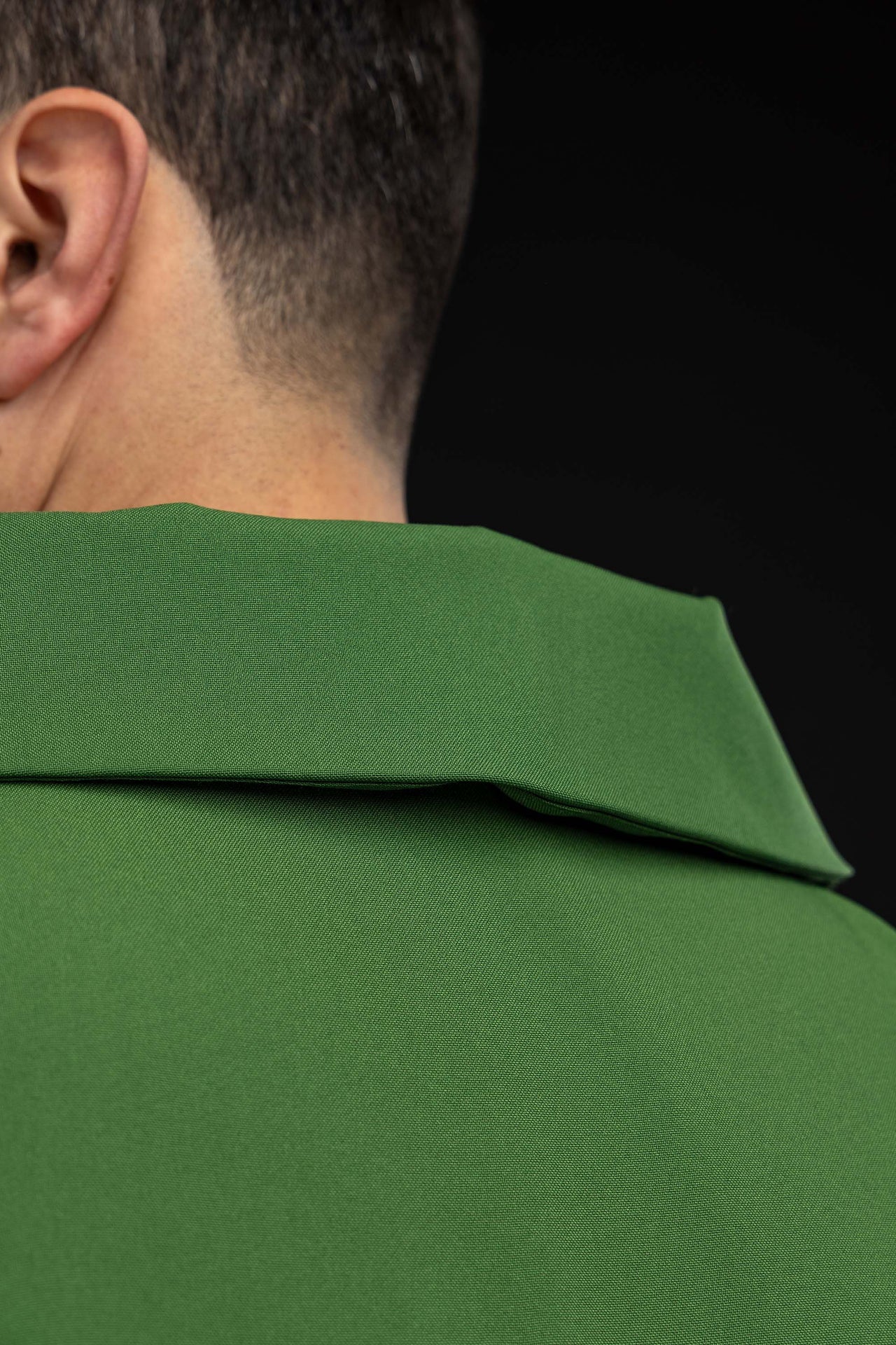Casulla verde bordada con cruz ornamentada y cuello amplio KOK/003/01/12/KARO - CASULLAS.ES