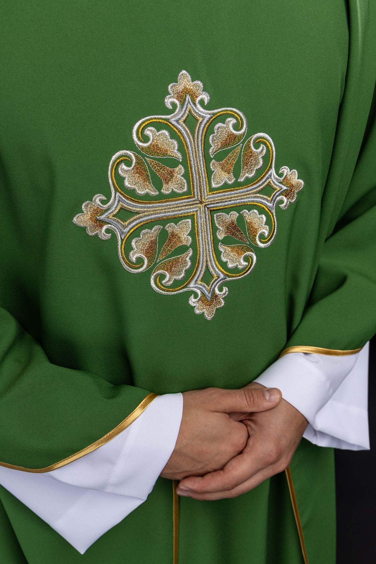 Casulla verde bordada con cruz ornamentada y cuello amplio KOK/003/01/12/KARO - CASULLAS.ES