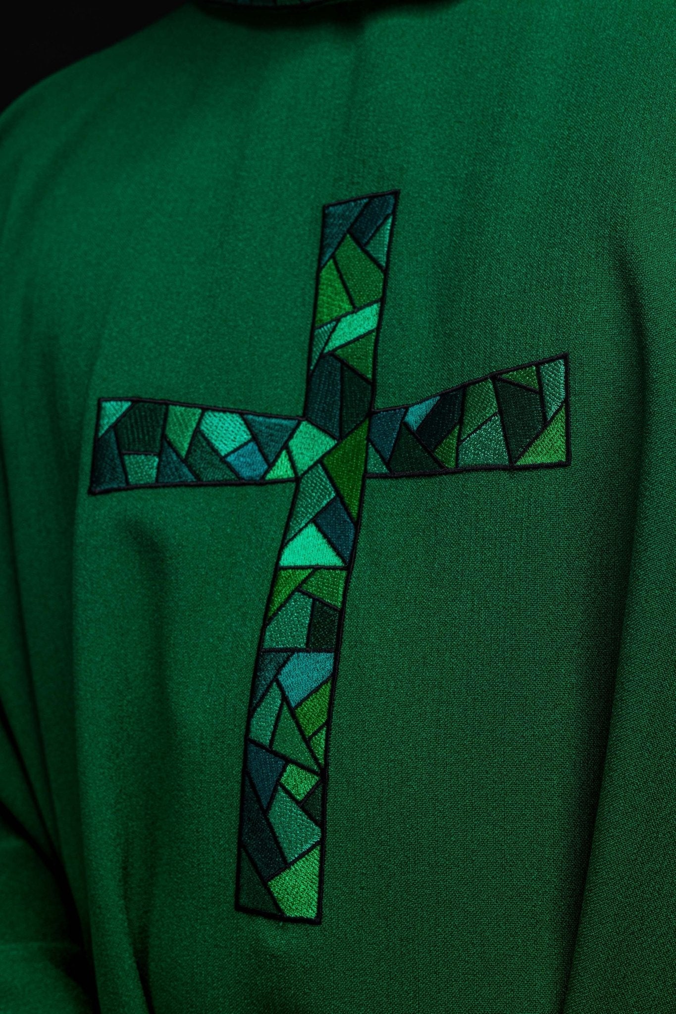 Casulla verde con bordado Cruz KOR/257/01/62 - CASULLAS.ES