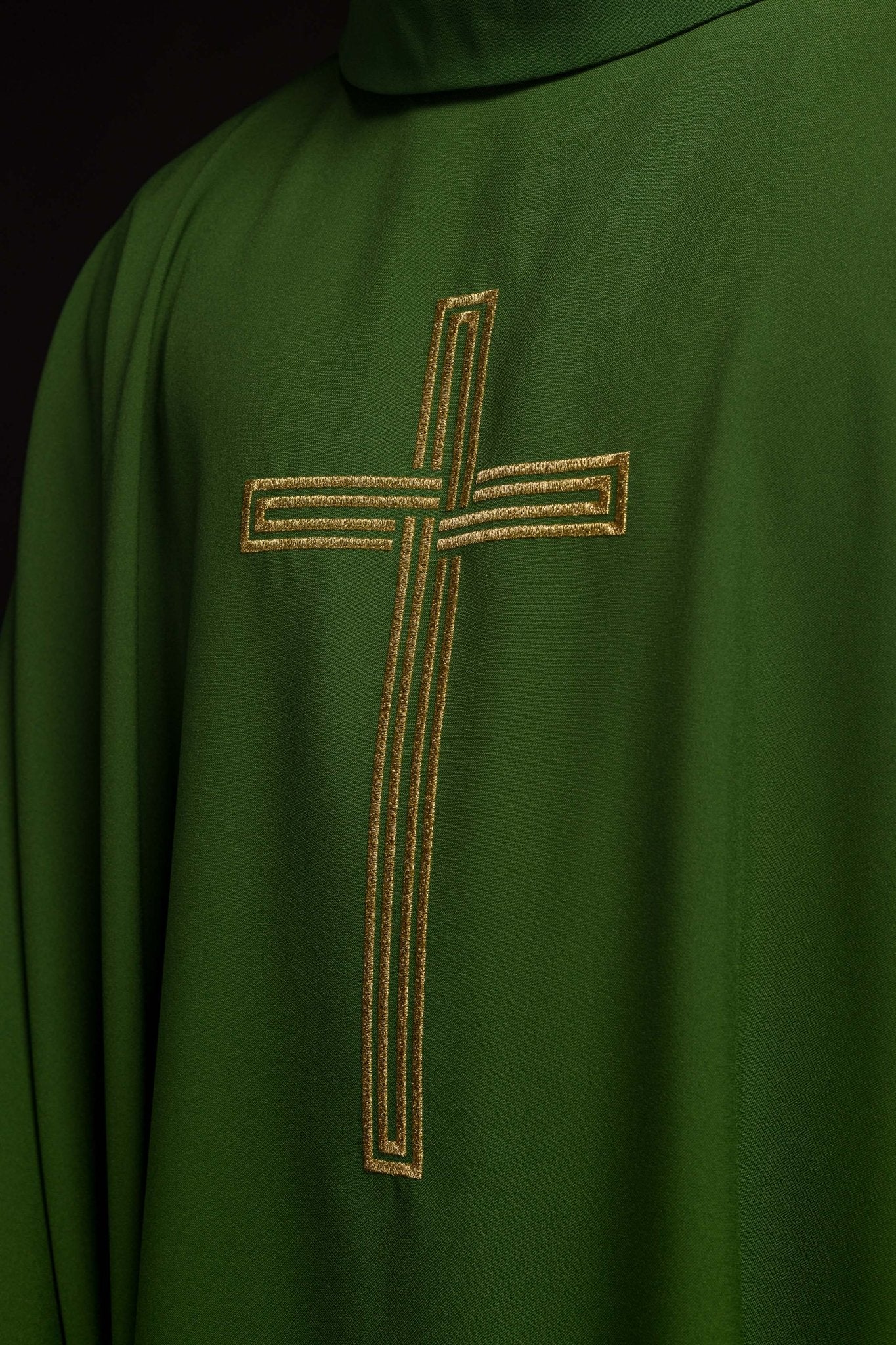 Casulla verde con bordado Cruz KOR/018/01/12 ZIELONY - CASULLAS.ES