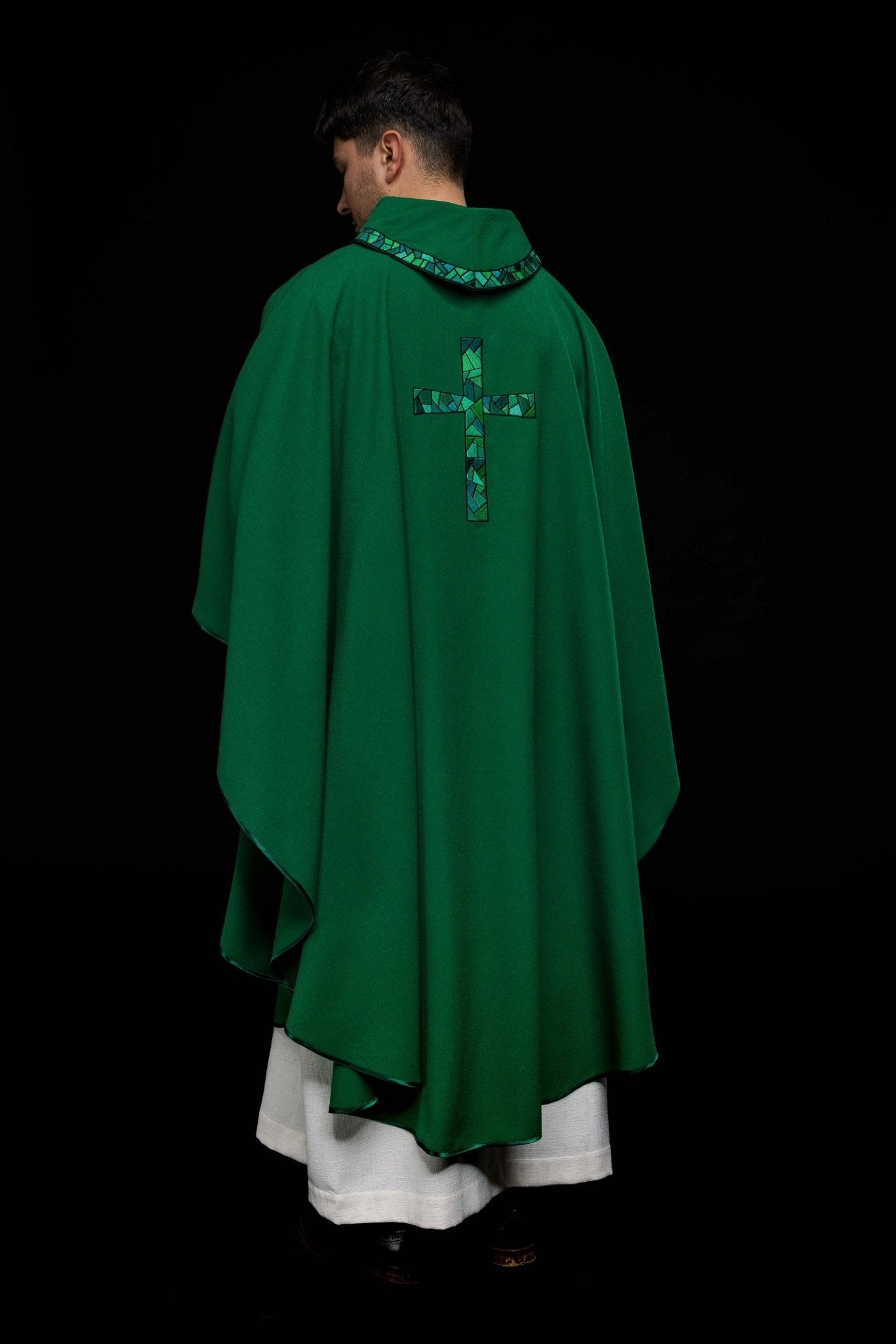 Casulla verde con bordado Cruz KOR/257/01/62 - CASULLAS.ES