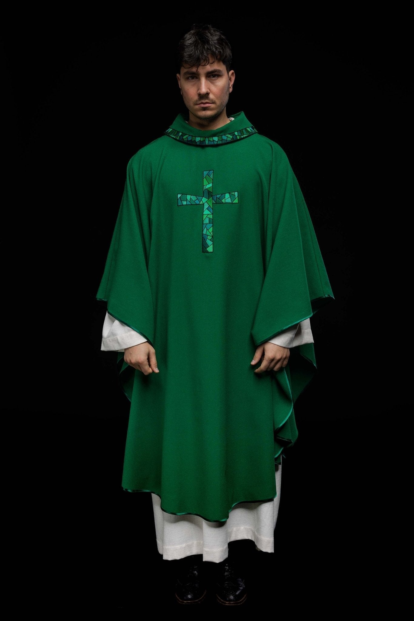 Casulla verde con bordado Cruz KOR/257/01/62 - CASULLAS.ES