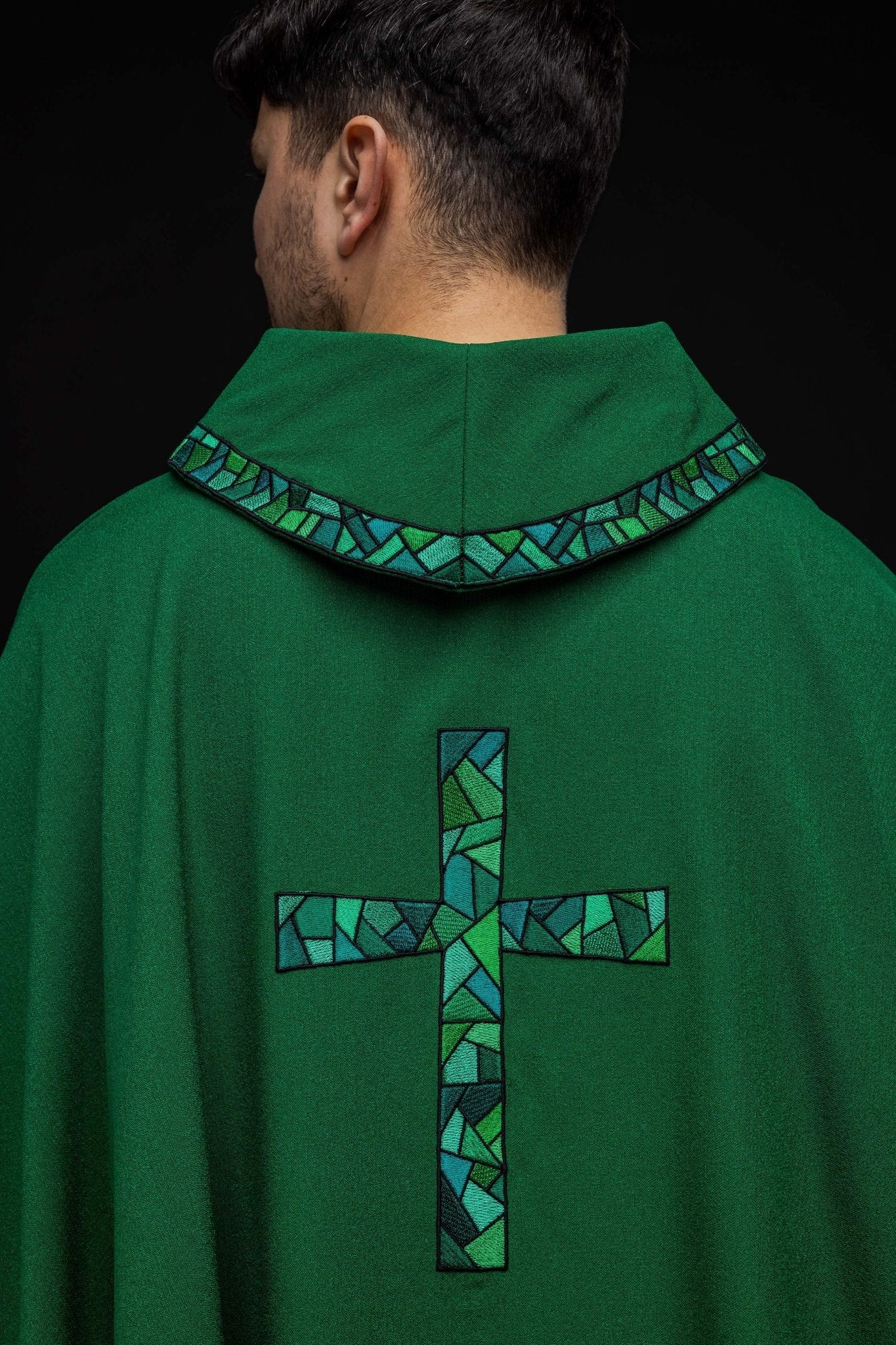Casulla verde con bordado Cruz KOR/257/01/62 - CASULLAS.ES