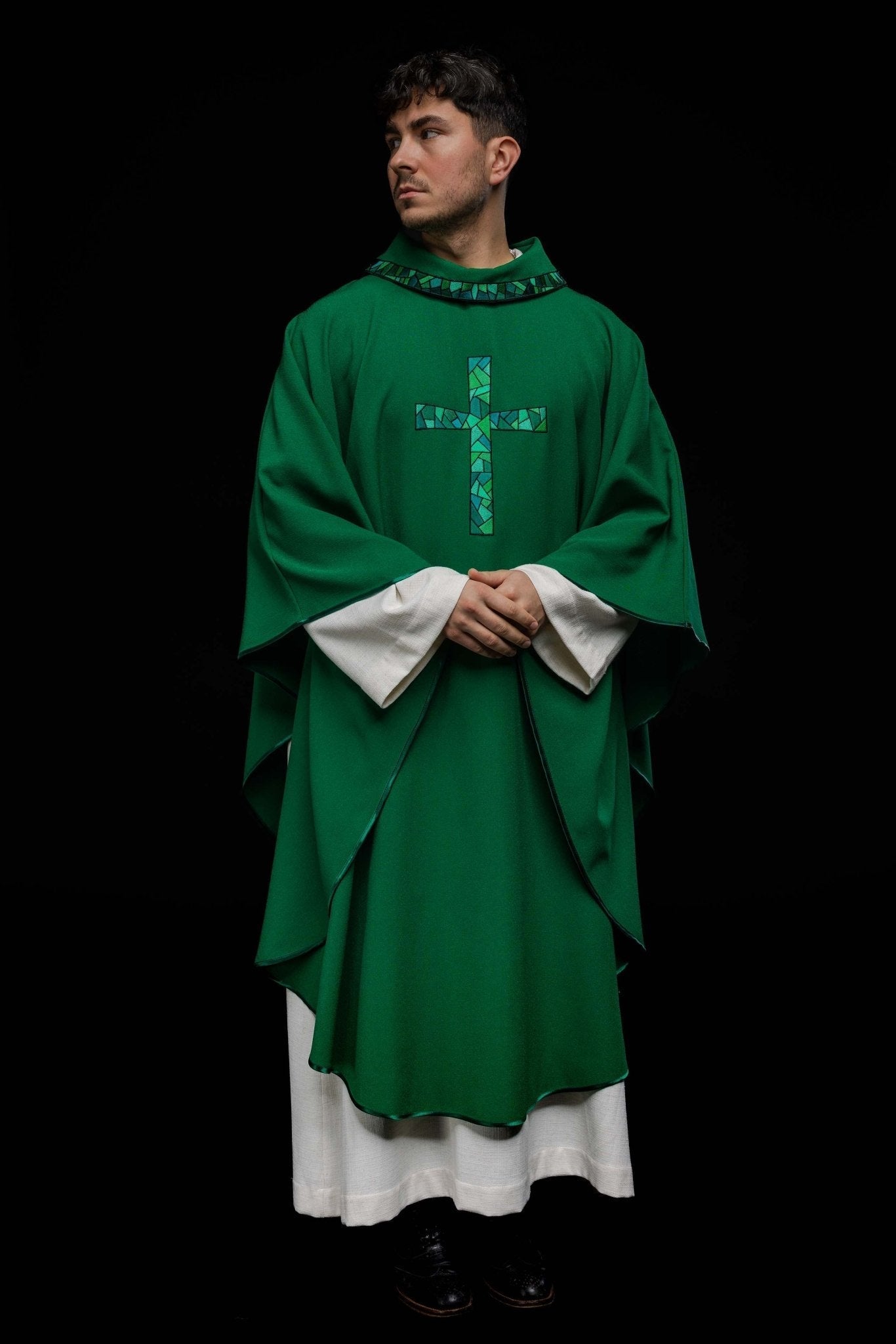 Casulla verde con bordado Cruz KOR/257/01/62 - CASULLAS.ES