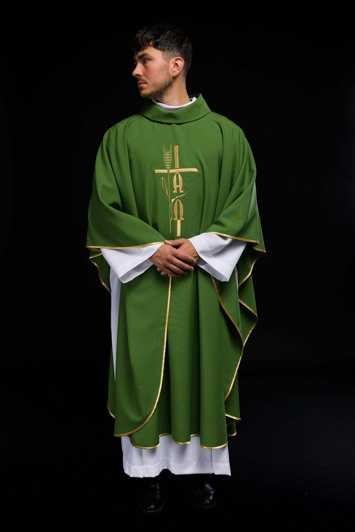 Casulla verde con bordado Cruz, Alfa y Omega KOR/013/01/12 ZIELONY - CASULLAS.ES