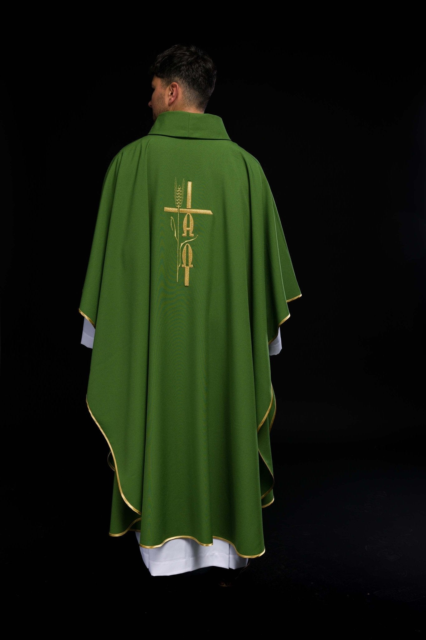 Casulla verde con bordado Cruz, Alfa y Omega KOR/013/01/12 ZIELONY - CASULLAS.ES