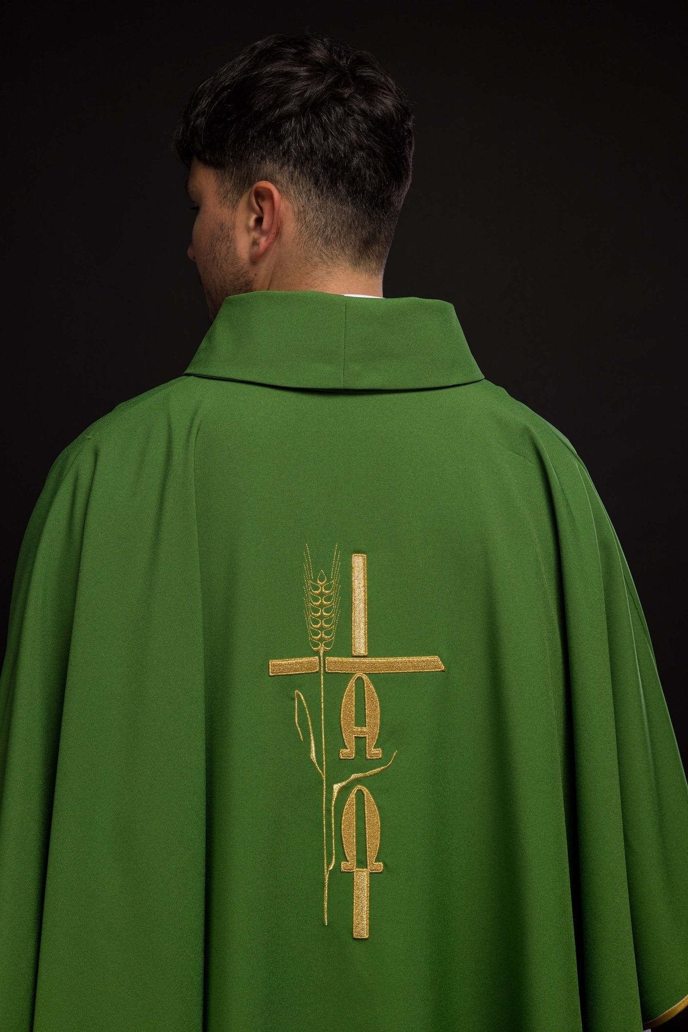 Casulla verde con bordado Cruz, Alfa y Omega KOR/013/01/12 ZIELONY - CASULLAS.ES