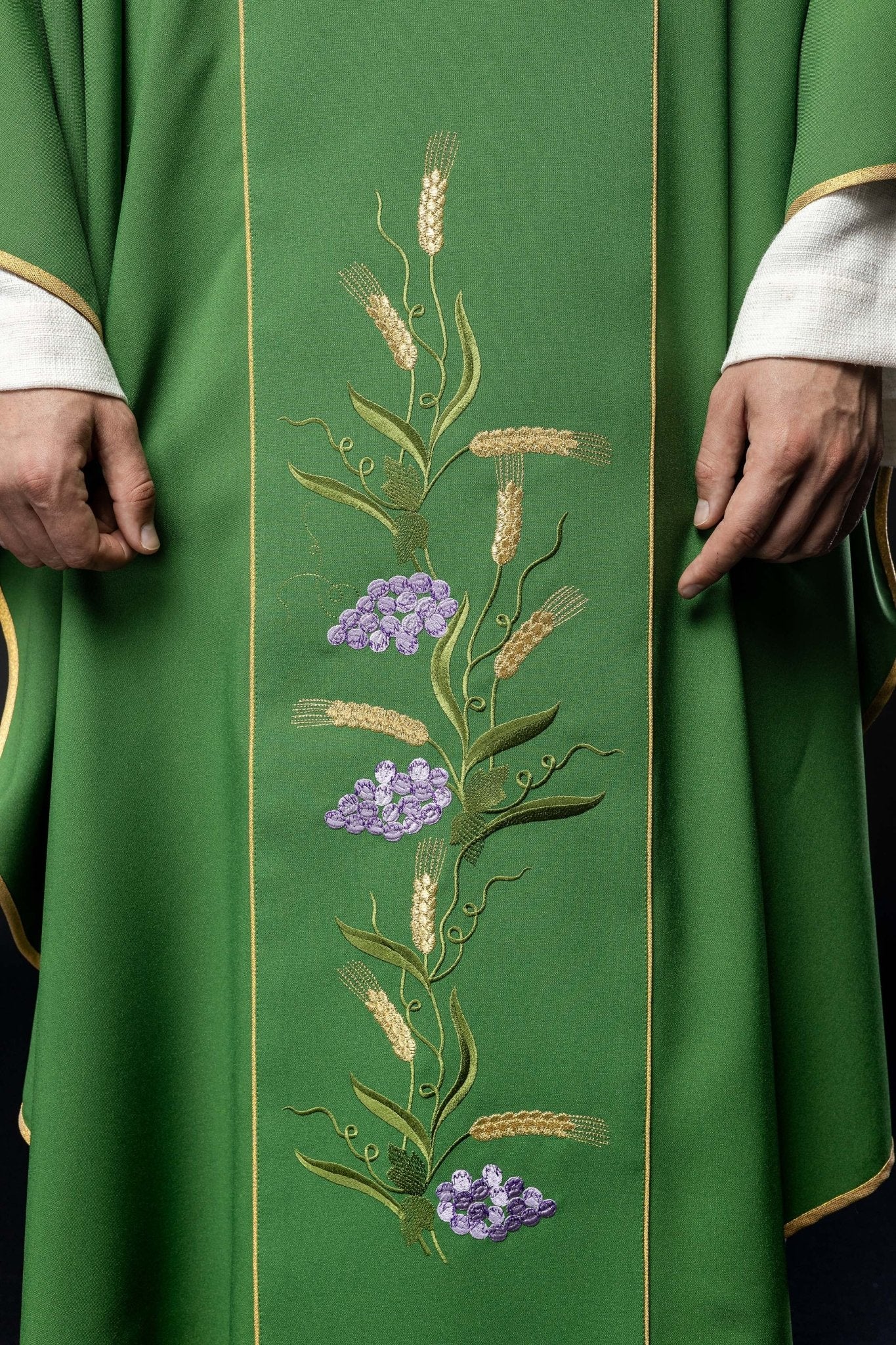 Casulla verde con bordado Cruz, IHS y hojas de vid KOR/214/01/01 ZIELONY - CASULLAS.ES