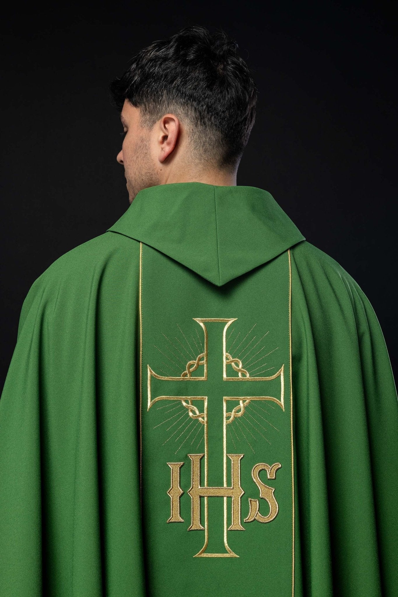 Casulla verde con bordado Cruz, IHS y hojas de vid KOR/214/01/01 ZIELONY - CASULLAS.ES
