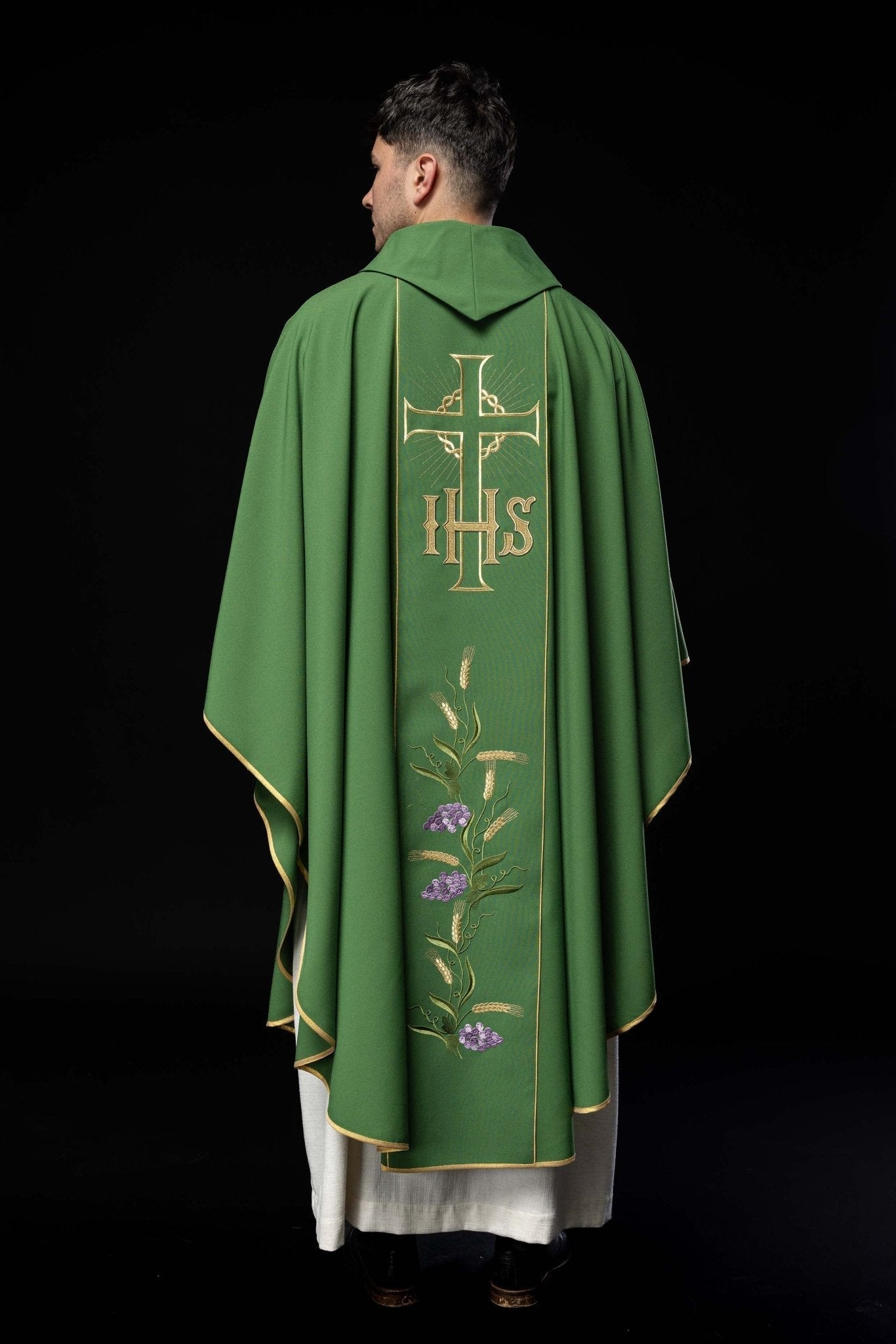 Casulla verde con bordado Cruz, IHS y hojas de vid KOR/214/01/01 ZIELONY - CASULLAS.ES