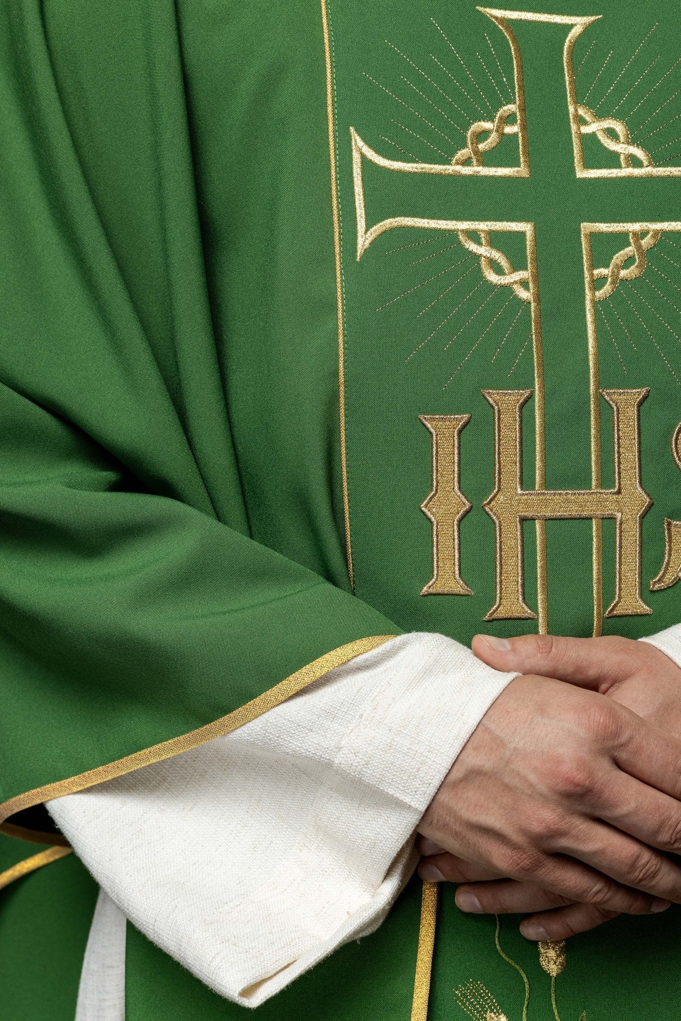 Casulla verde con bordado Cruz, IHS y hojas de vid KOR/214/01/01 ZIELONY - CASULLAS.ES