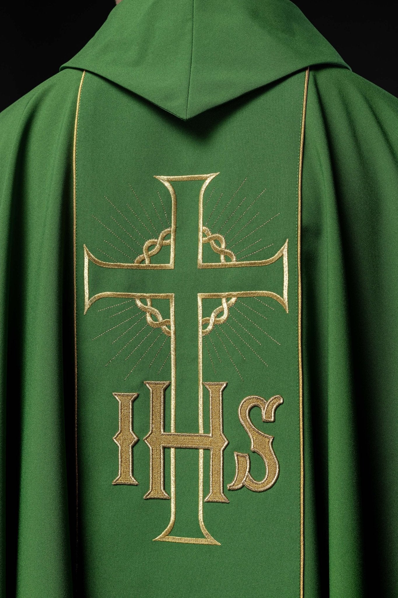Casulla verde con bordado Cruz, IHS y hojas de vid KOR/214/01/01 ZIELONY - CASULLAS.ES