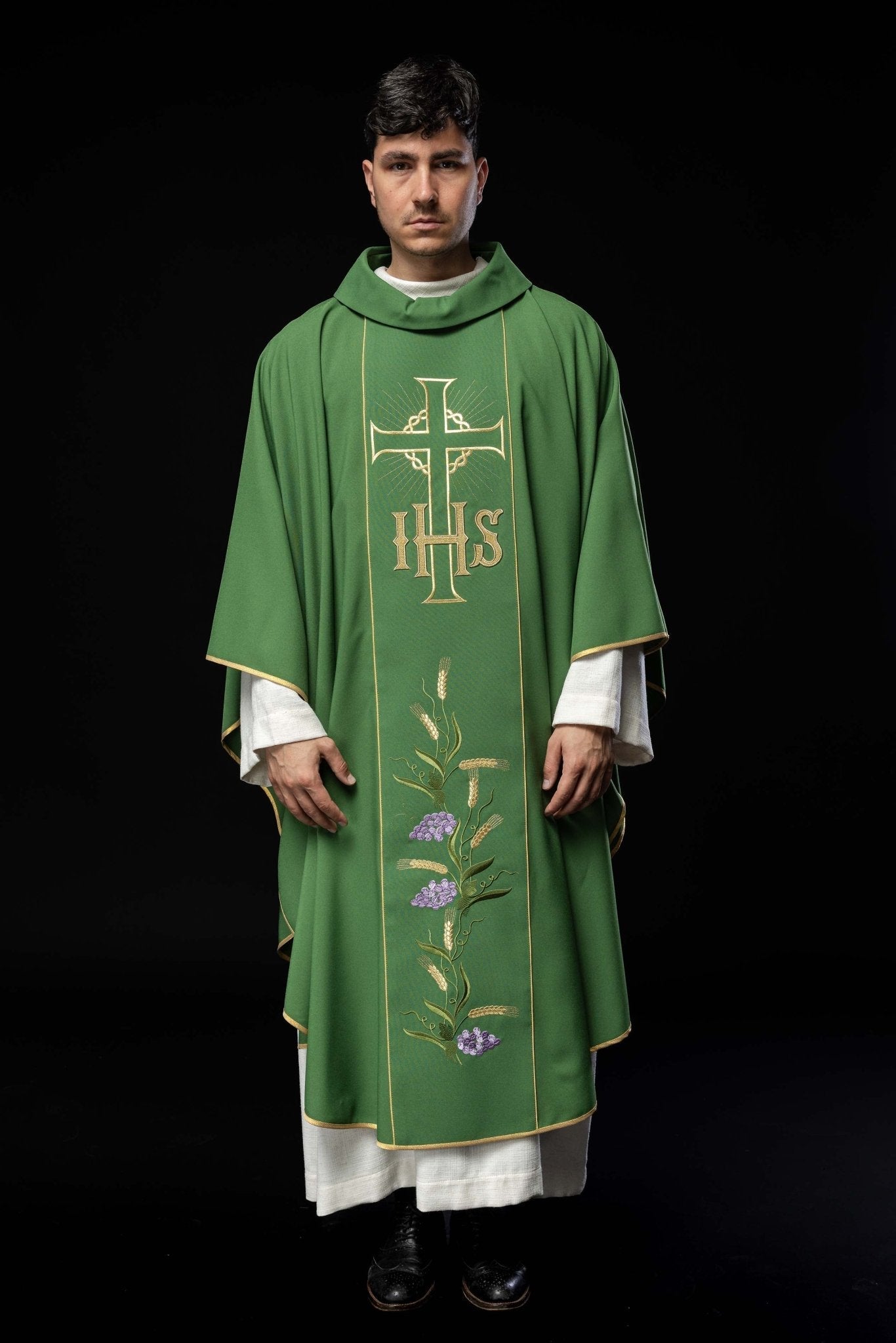 Casulla verde con bordado Cruz, IHS y hojas de vid KOR/214/01/01 ZIELONY - CASULLAS.ES